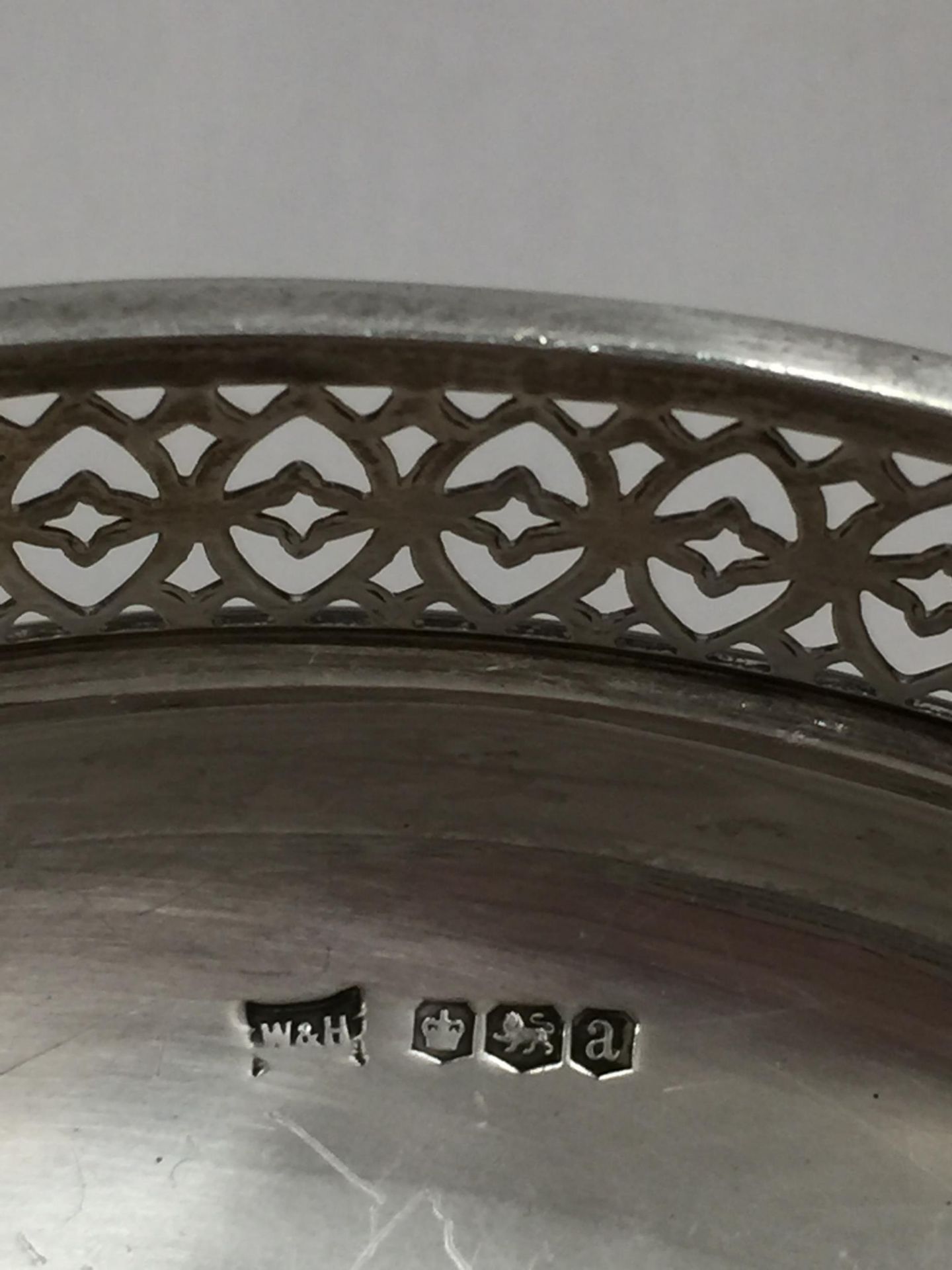 A GEORGE V 1918 SILVER HALLMARKED SHEFFIELD PEDESTAL BOWL WITH PIERCED GALLERY, MAKERS WALKER AND - Image 3 of 4