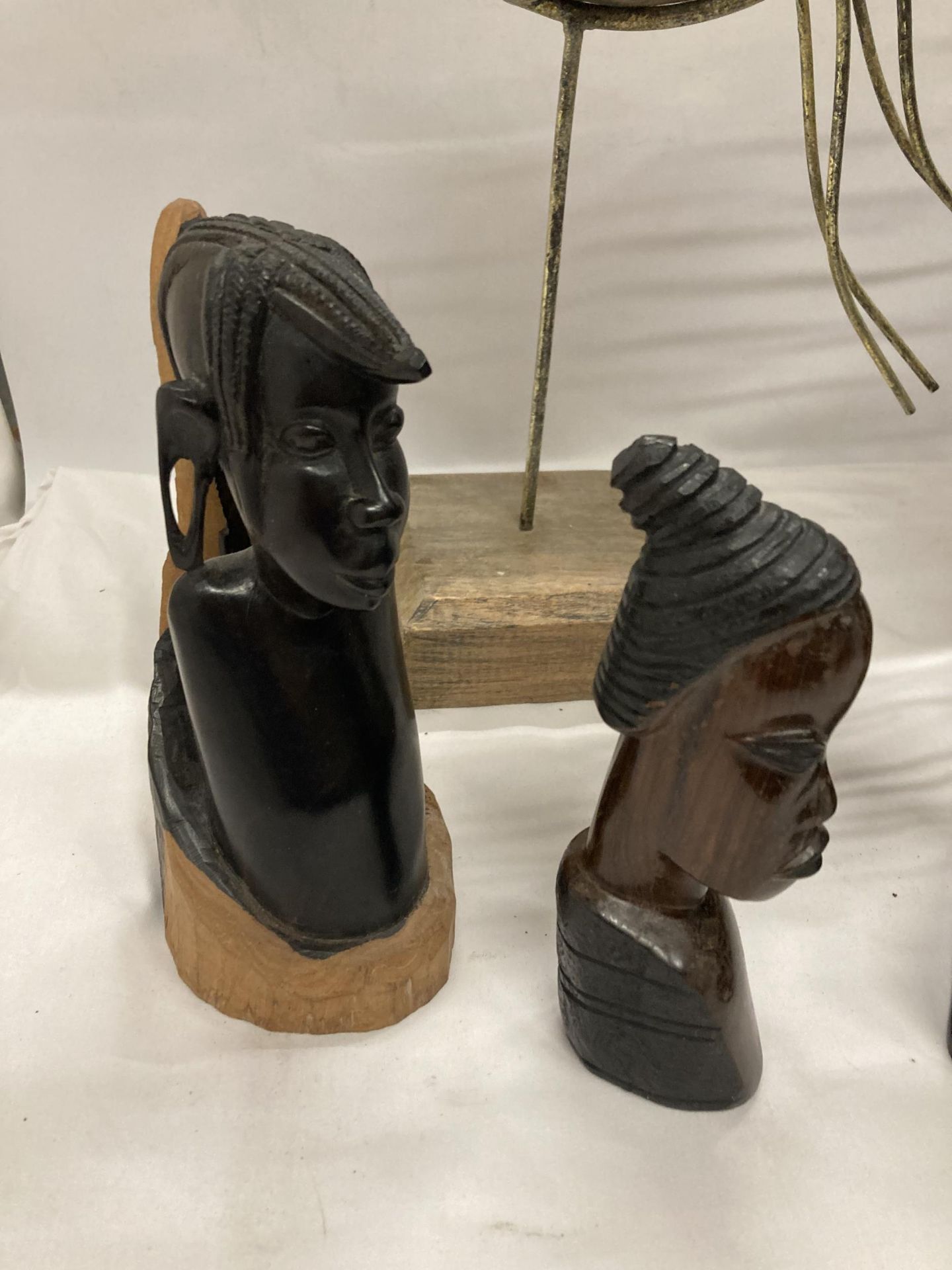 A COLLECTION OF CARVED TREEN ITEMS TO INCLUDE AFRICAN SSTYLE BUSTS, A LARGE POSSIBLE LAMP BASE AND A - Image 3 of 4