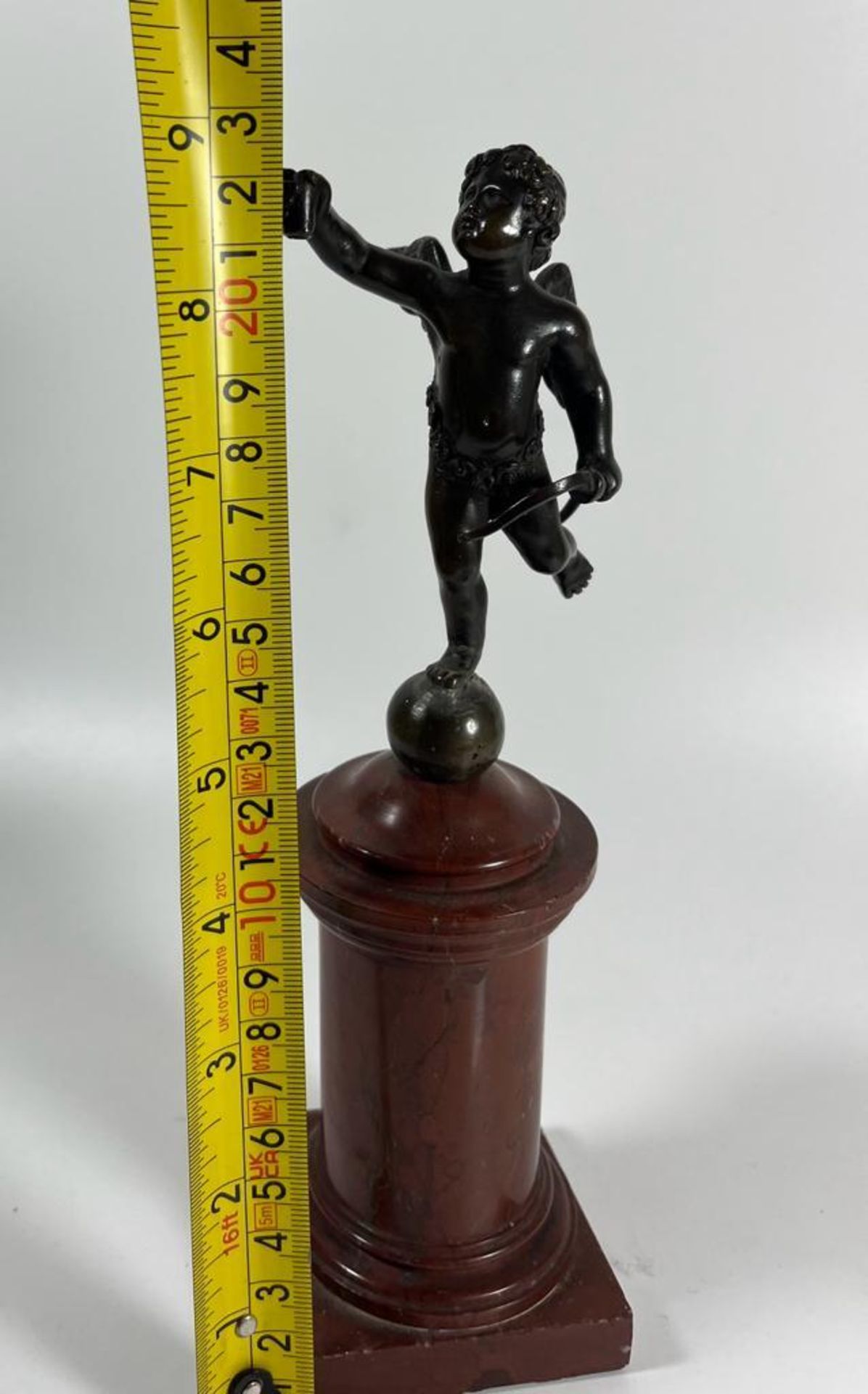 A FRENCH BRONZE MODEL OF CUPID ON A RED MARBLE BASE, HEIGHT 23 CM - Bild 4 aus 4