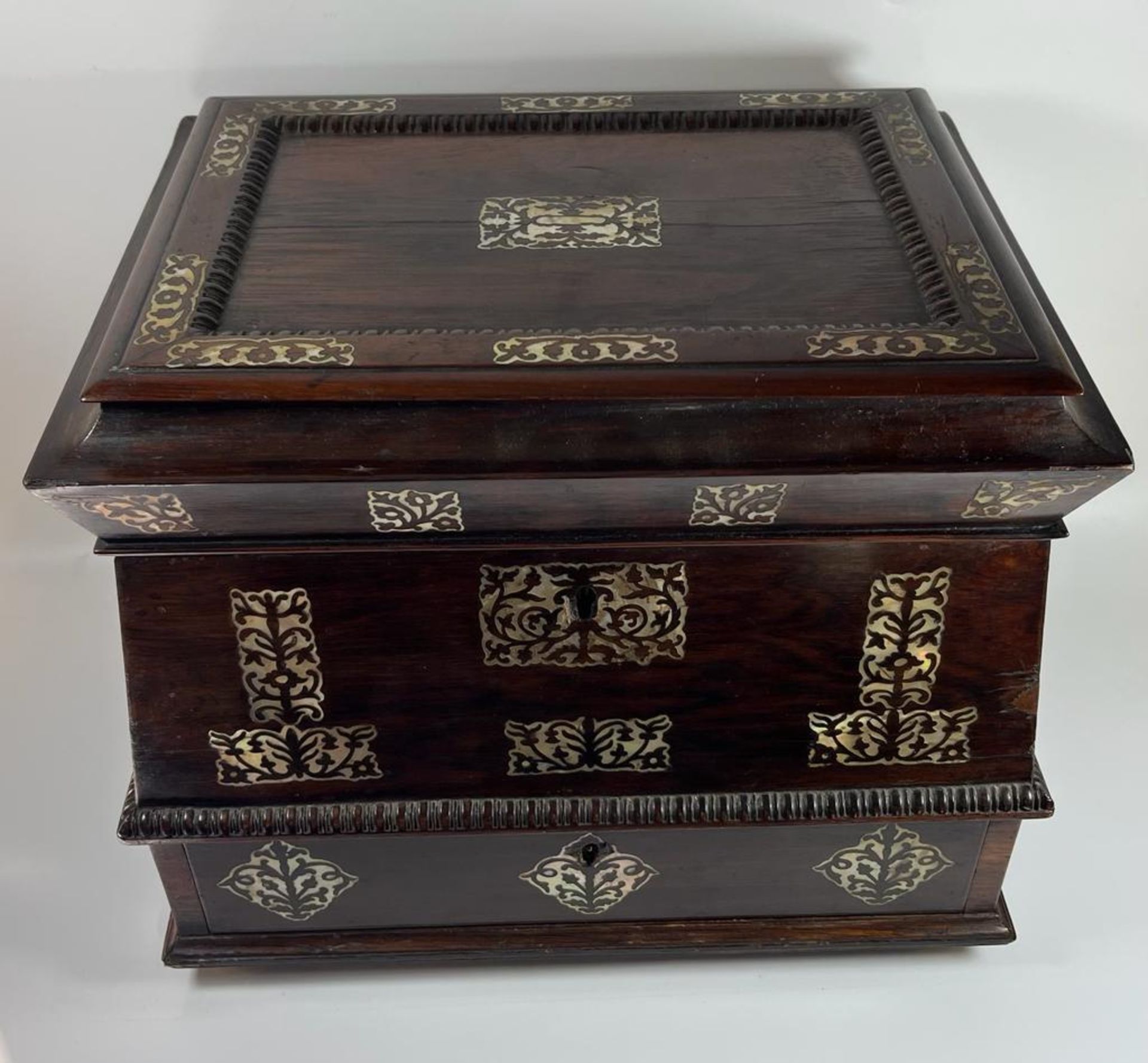 AN ANTIQUE 19TH CENTURY ROSEWOOD AND MOTHER OF PEARL INLAID JEWELLERY BOX WITH LIFT UP TOP SECTION - Image 5 of 8