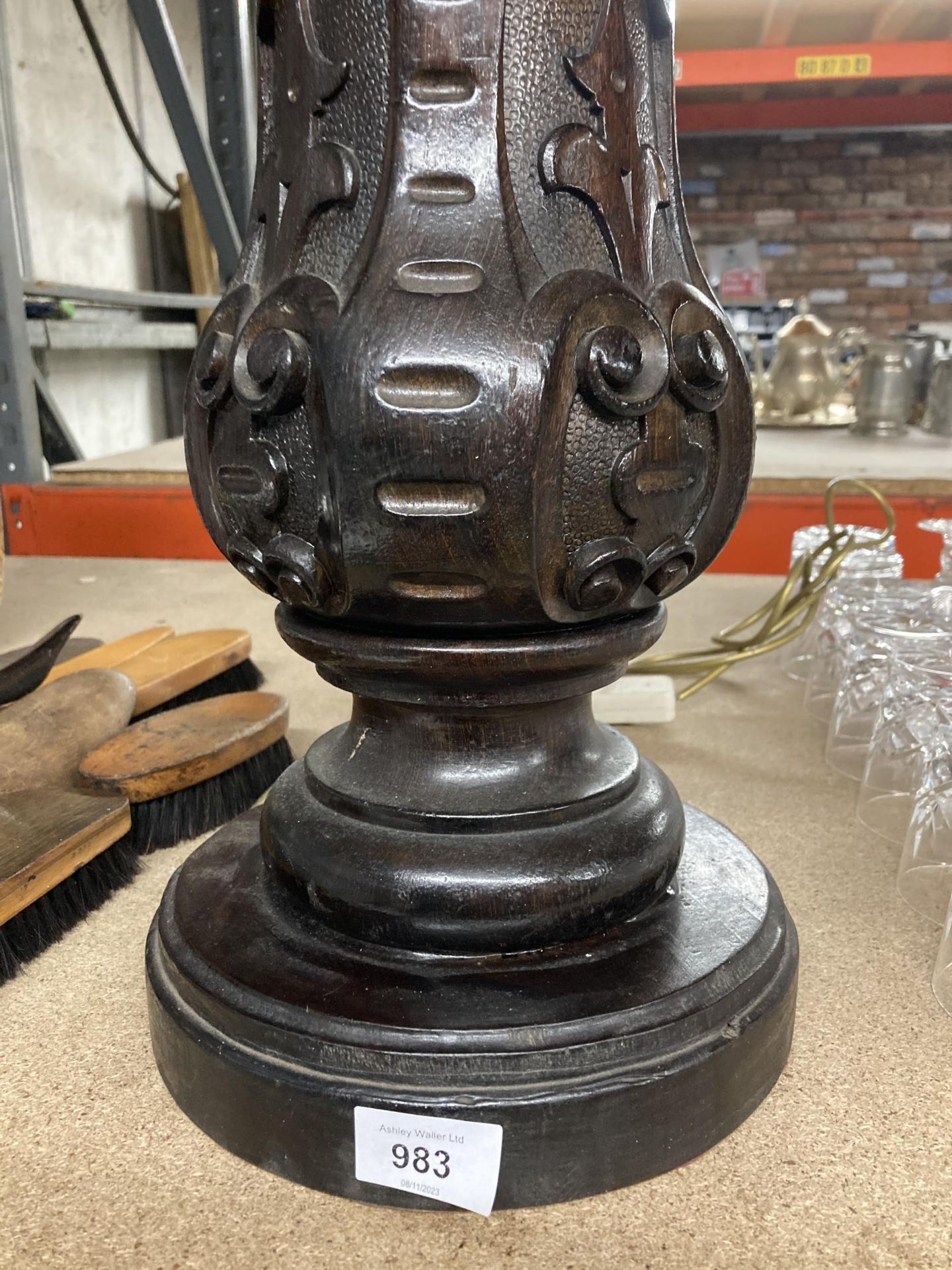 A LARGE TABLE LAMP, THE BASE BEING MADE FROM THE LEG OF A BILLIARD TABLE, HEIGHT 58CM - Bild 3 aus 3