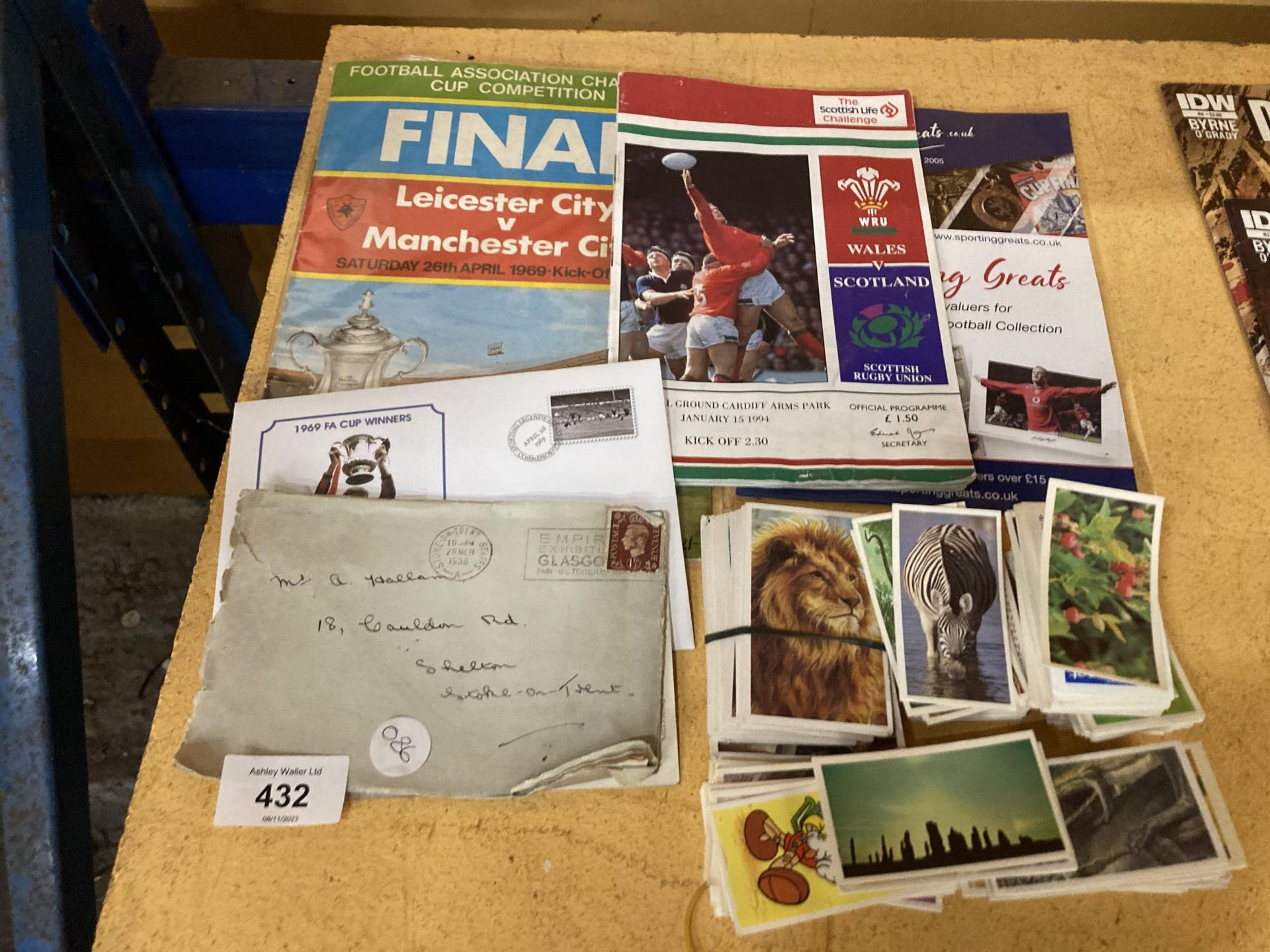 A COLLECTION OF EPHEMERA TO INCLUDE A RUGBY PROGRAMME, STAMPS, POSTCARDS AND CIGARETTE CARDS