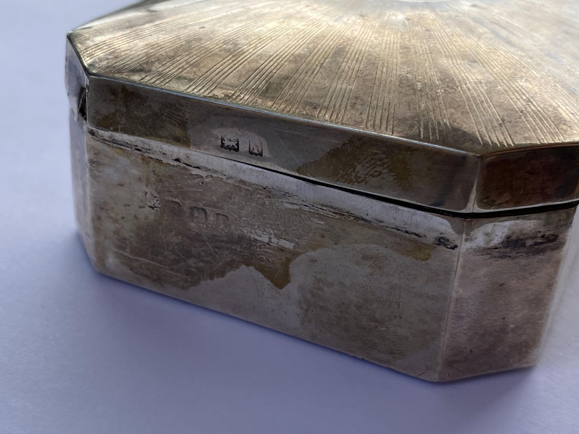 AN ART DECO HALLMARKED SILVER CIGARETTE BOX WITH WOOD LINING, GROSS WEIGHT 249 GRAMS - Image 3 of 10