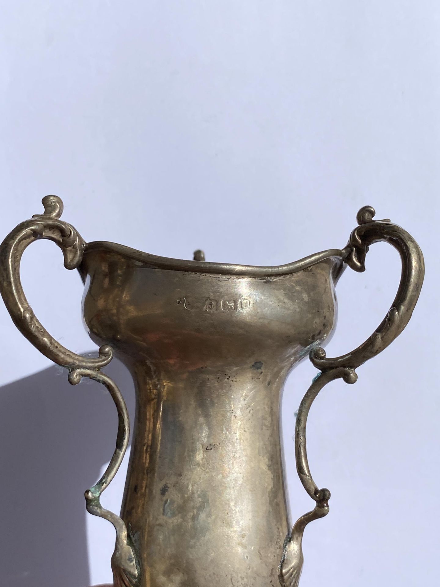 A GEORGE V 1919 TRI HANDLED SILVER TROPHY CUP, HEIGHT 18.5 CM, GROSS WEIGHT 213 GRAMS - Image 2 of 8