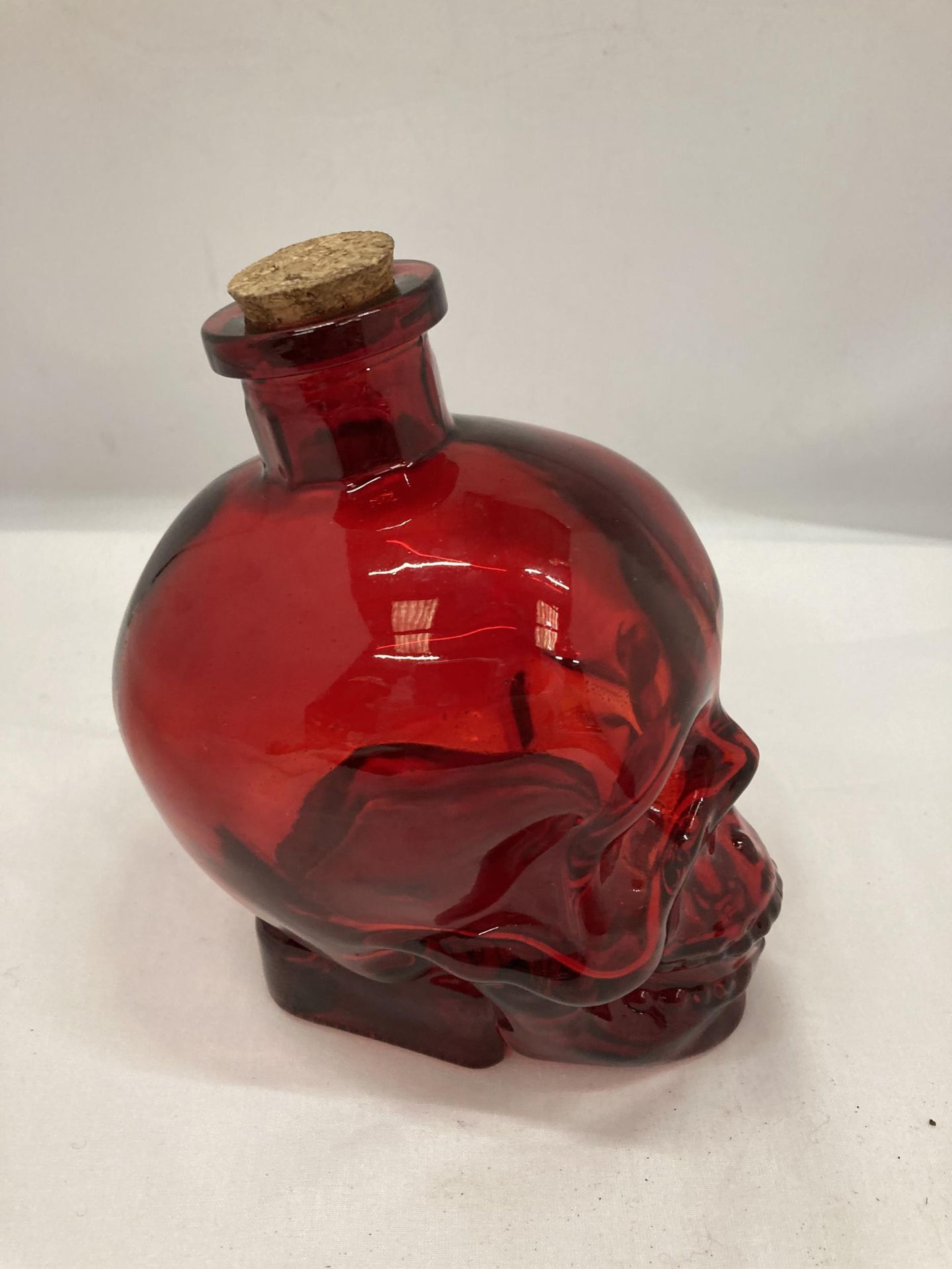 A RED DOUBLE THICKNESS GLASS DECANTER, HEIGHT 16CM - Bild 2 aus 3