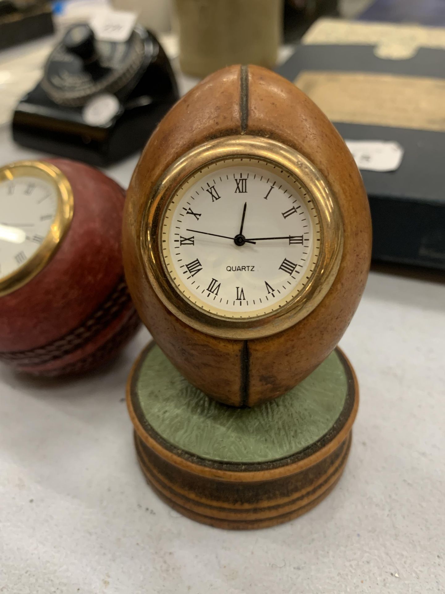 TWO HISTORY CRAFT DESK CLOCKS IN THE FORM OF A CRICKET BALL AND RUGBY BALL - Bild 2 aus 3