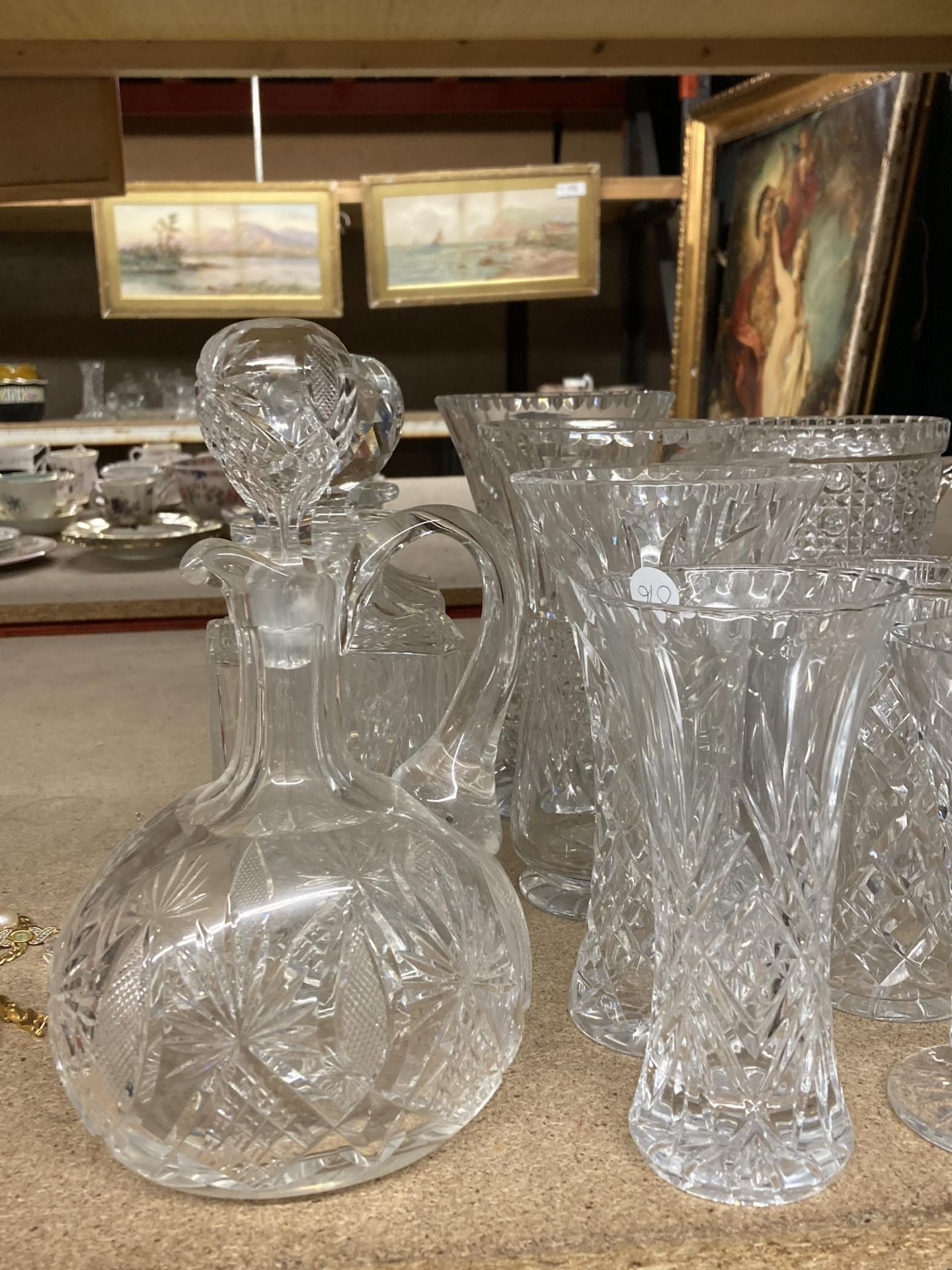 A MIXED LOT OF CUT GLASSWARE TO INCLUDE DECANTERS ETC - Bild 3 aus 4
