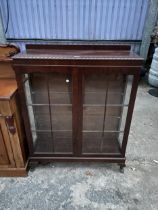 AN EARLY 20TH CENTURY MAHOGANY ROPE EDGE CHINA CABINET, 36" WIDE