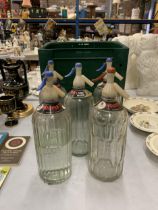 A GROUP OF FIVE HOOPER STRUVE SODA SYPHONS AND CANADA DRY BOTTLE CRATE