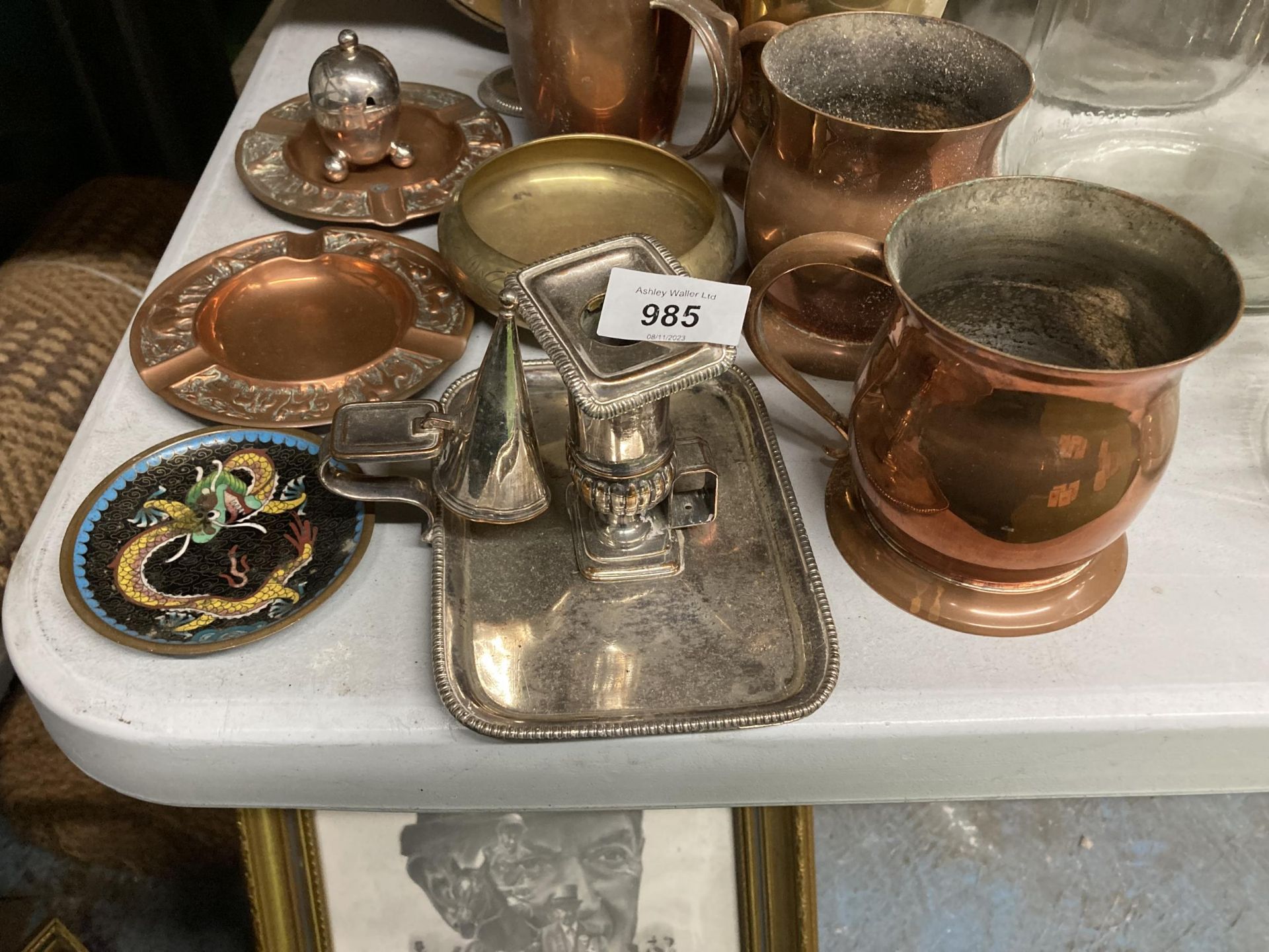 A QUANTITY OF VINTAGE COPPER AND BRASS TO INCLUDE TANKARDS, A SMALL MIRROR, ASHTRAYS, BOWLS, A - Bild 2 aus 3