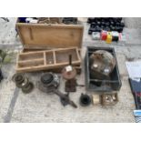 AN ASSORTMENT OF VINTAGE ITEMS TO INCLUDE A DRILL, OIL LAMPS AND OIL CANS ETC