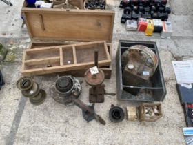 AN ASSORTMENT OF VINTAGE ITEMS TO INCLUDE A DRILL, OIL LAMPS AND OIL CANS ETC