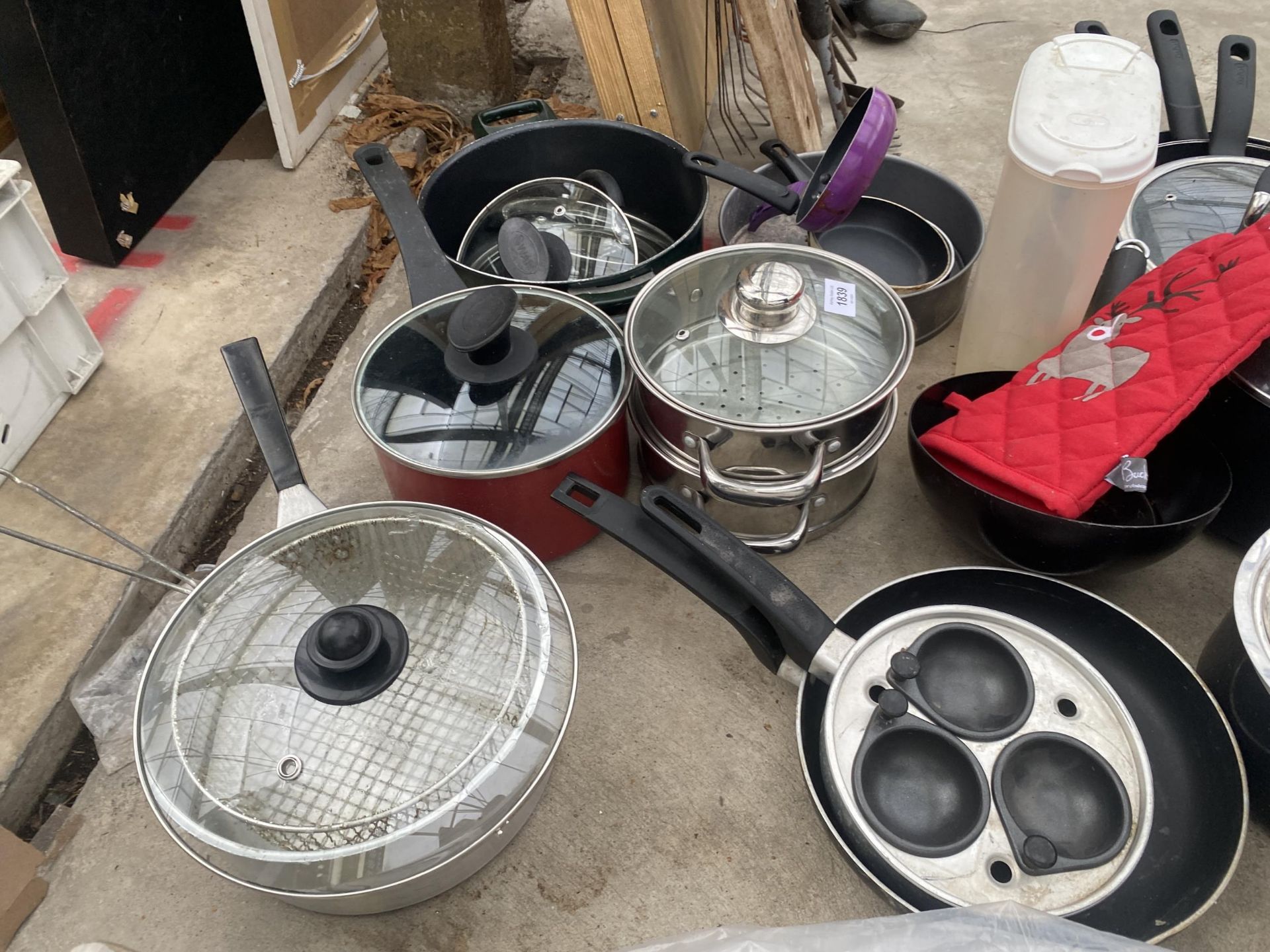 AN ASSORTMENT OF KITCHEN PANS AND CAKE TINS ETC - Image 3 of 3