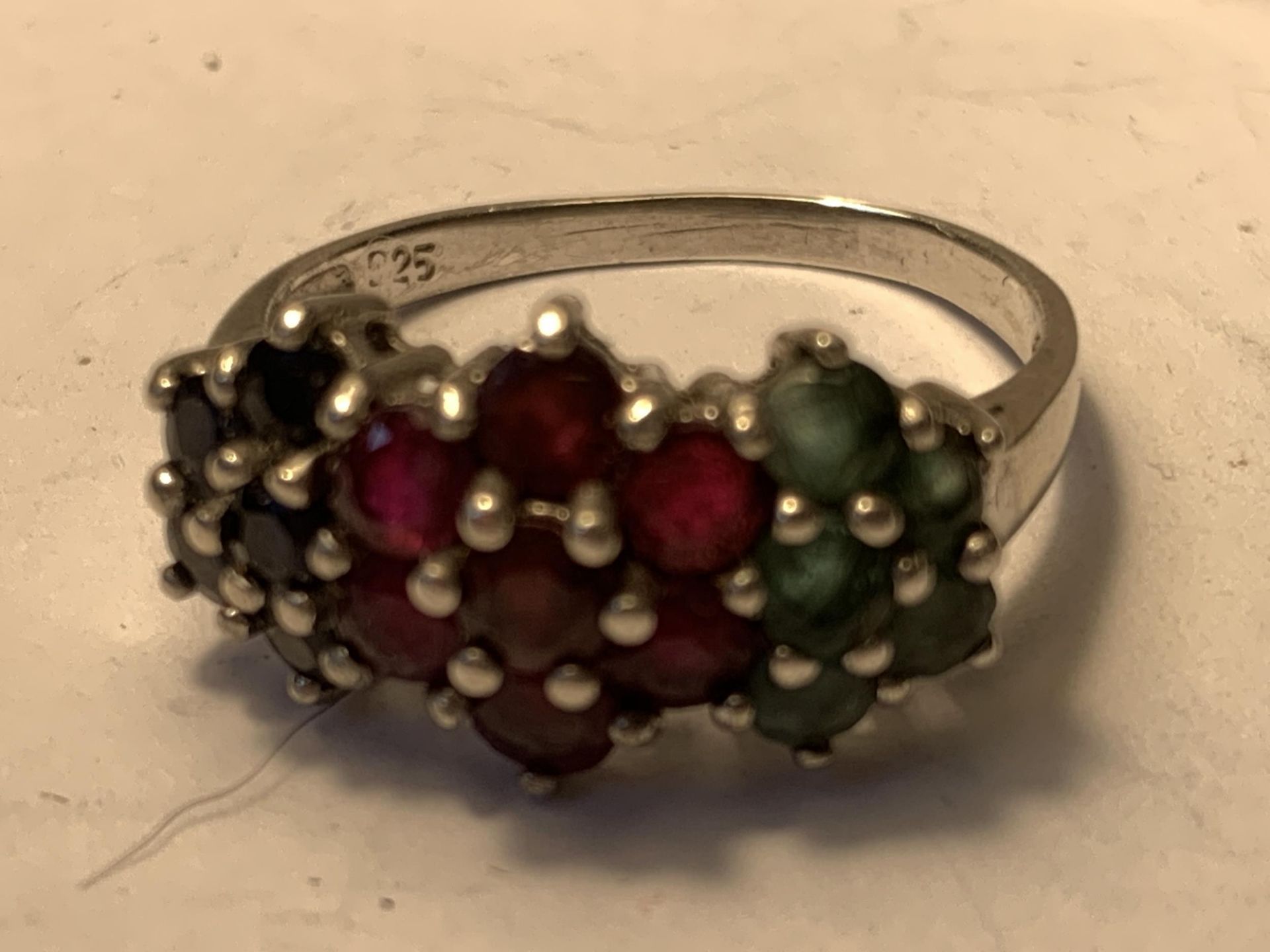 A BOXED COLOURED STONE RING - Image 2 of 3
