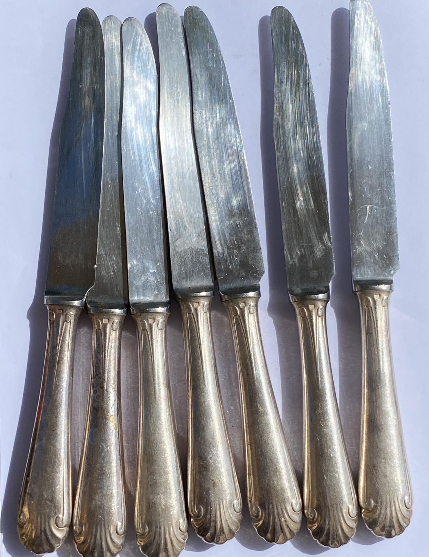 A SET OF SIX PLUS ONE FRENCH ART DECO CHRISTOFLE CTF20 PLUME PATTERN SILVER PLATED DINNER KNIVES - Image 7 of 7