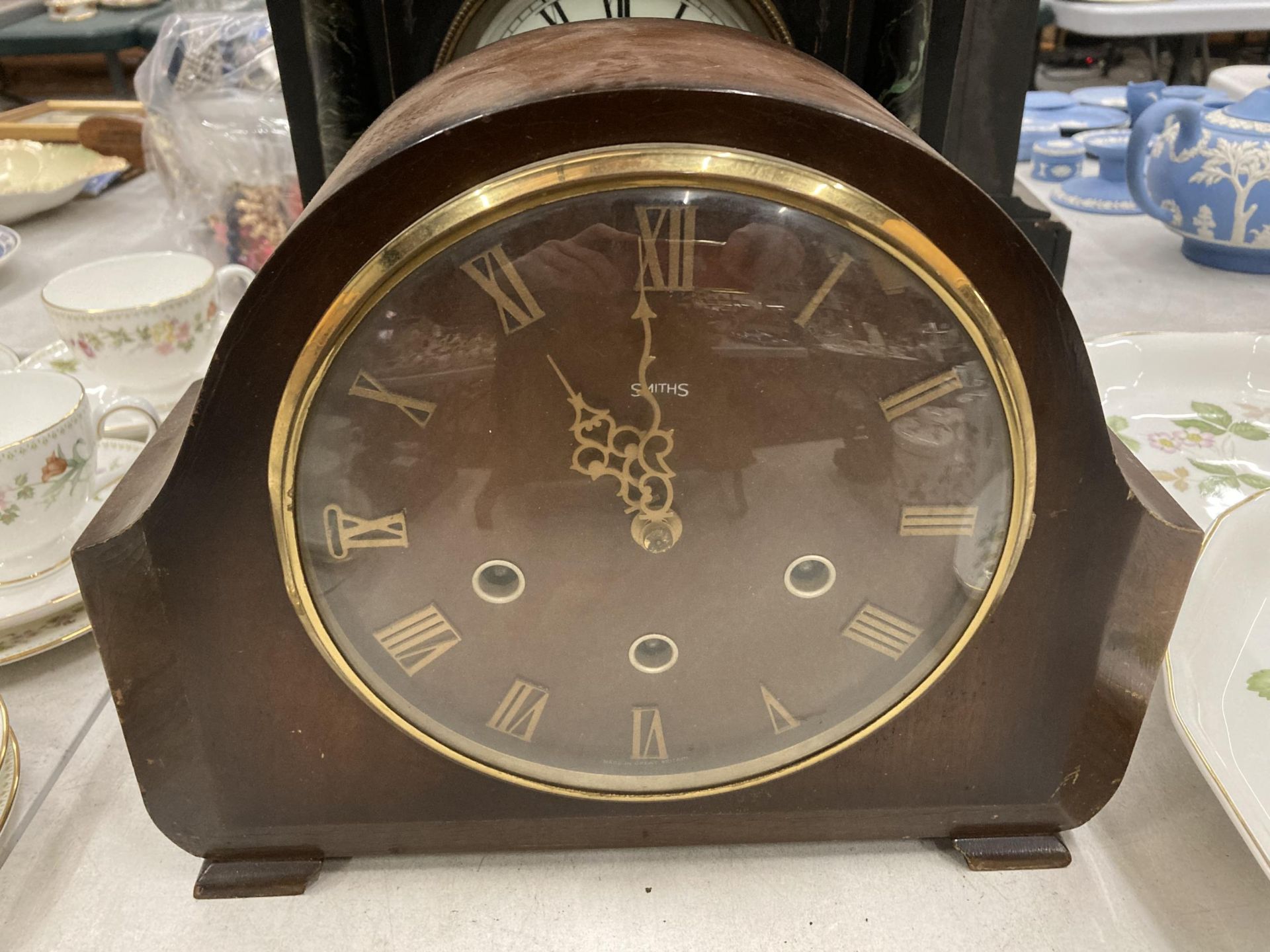 A GROUP OF THREE VINTAGE CLOCKS TO INCLUDE A GILT EFFECT FRENCH EXAMPLE AND SLATE EFFECT EXAMPLE - Image 3 of 4