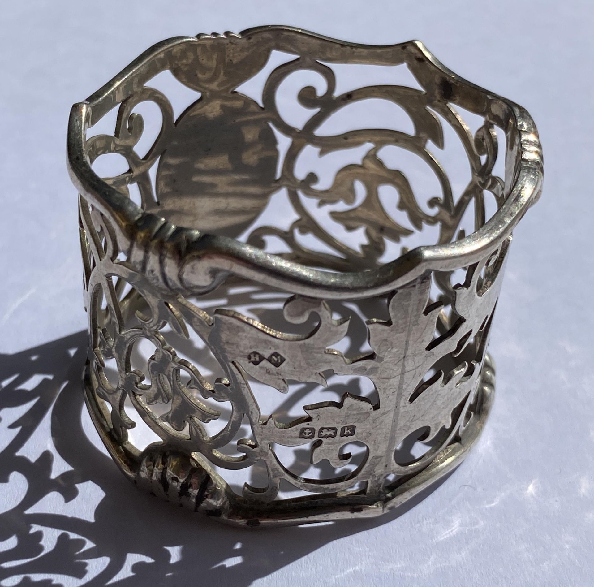 AN EDWARD VII 1909 HALLMARKED BIRMINGHAM SILVER HEAVY GAUGE NAPKIN RING, MAKER HENRY MORETON, HEIGHT