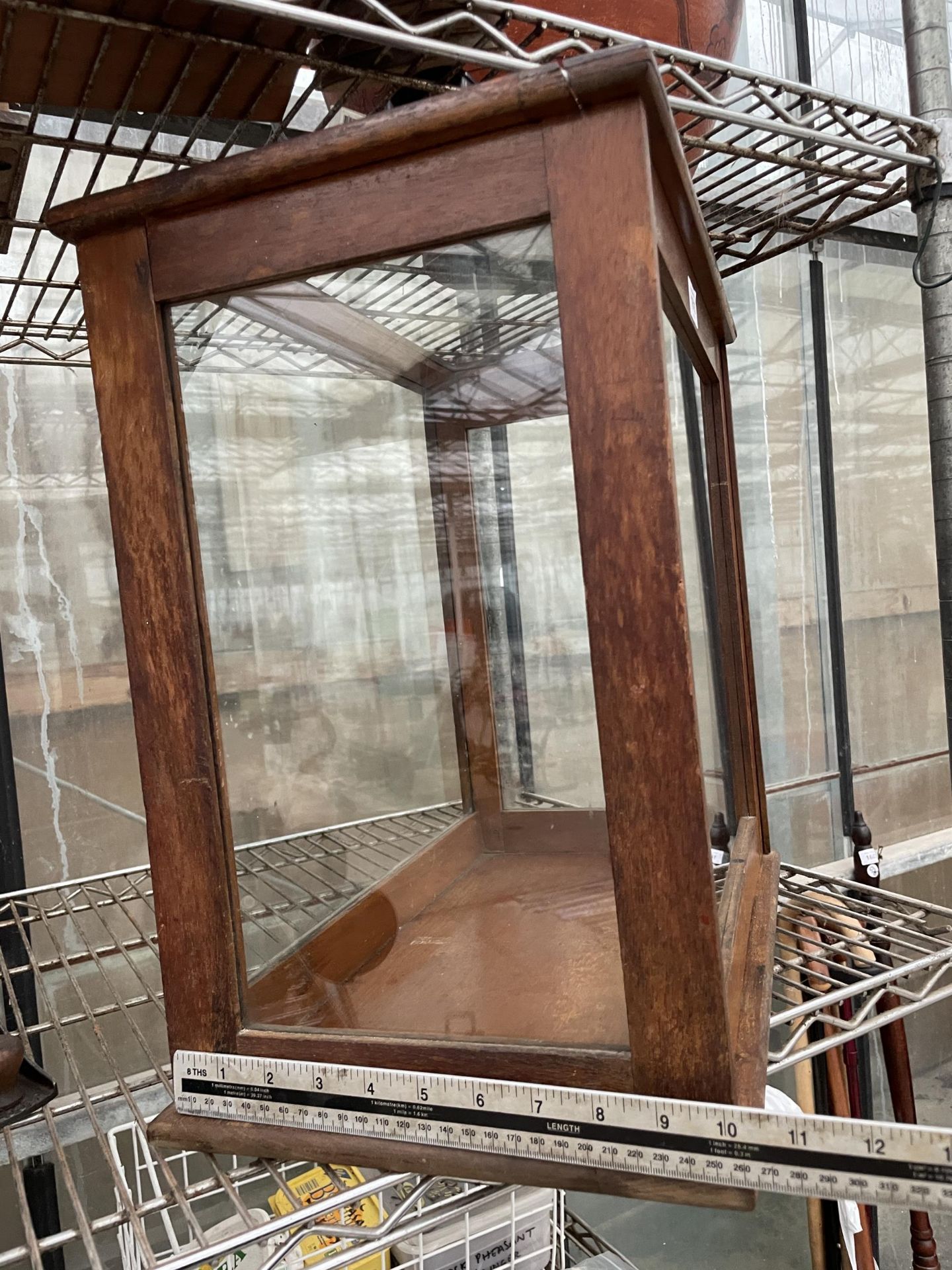 A VINTAGE OAK AND GLASS DISPLAY CABINET - Image 5 of 7