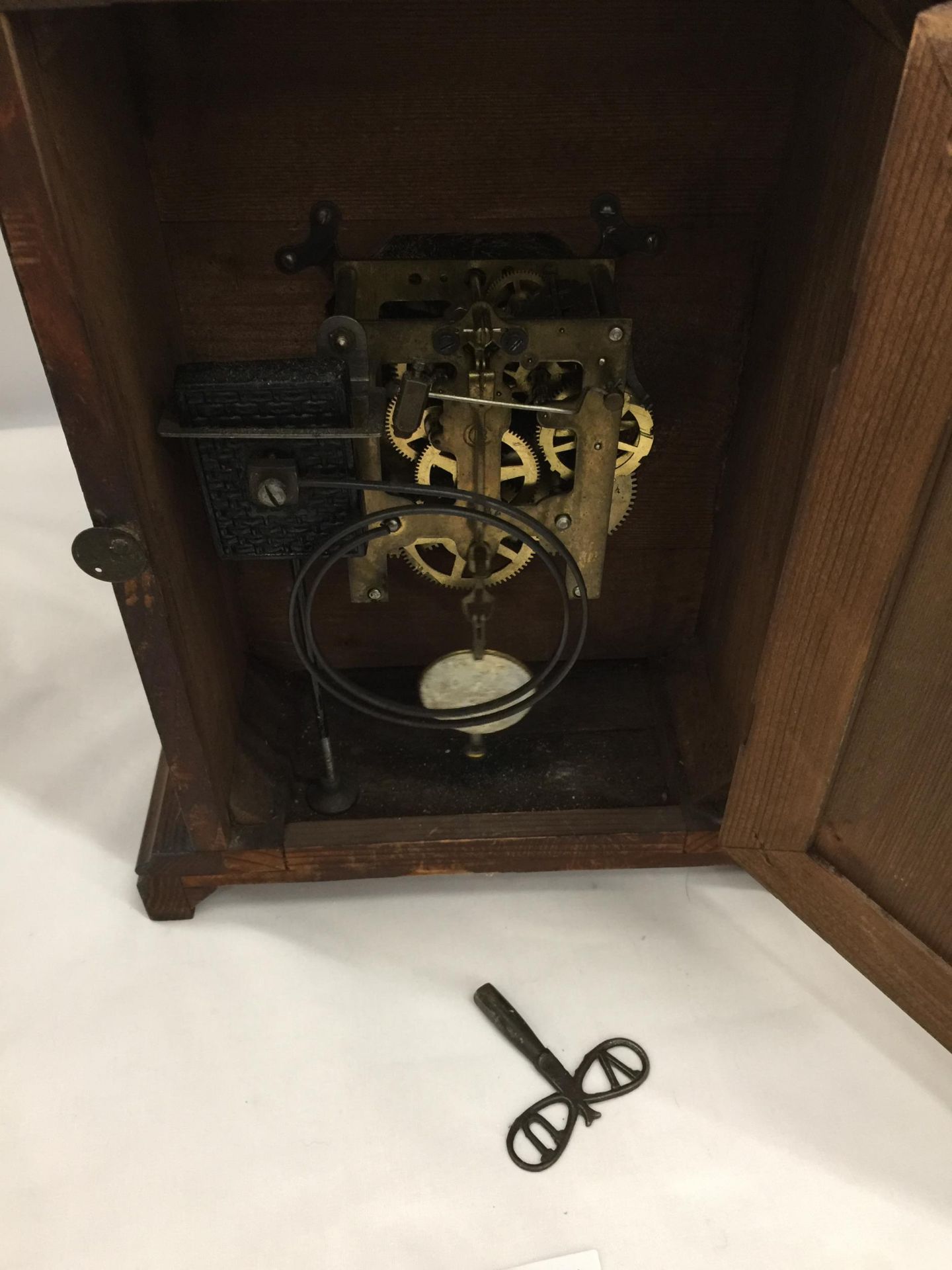 A VINTAGE CARVED OAK MANTLE CLOCK WITH PENDULUM AND KEY - Image 4 of 4