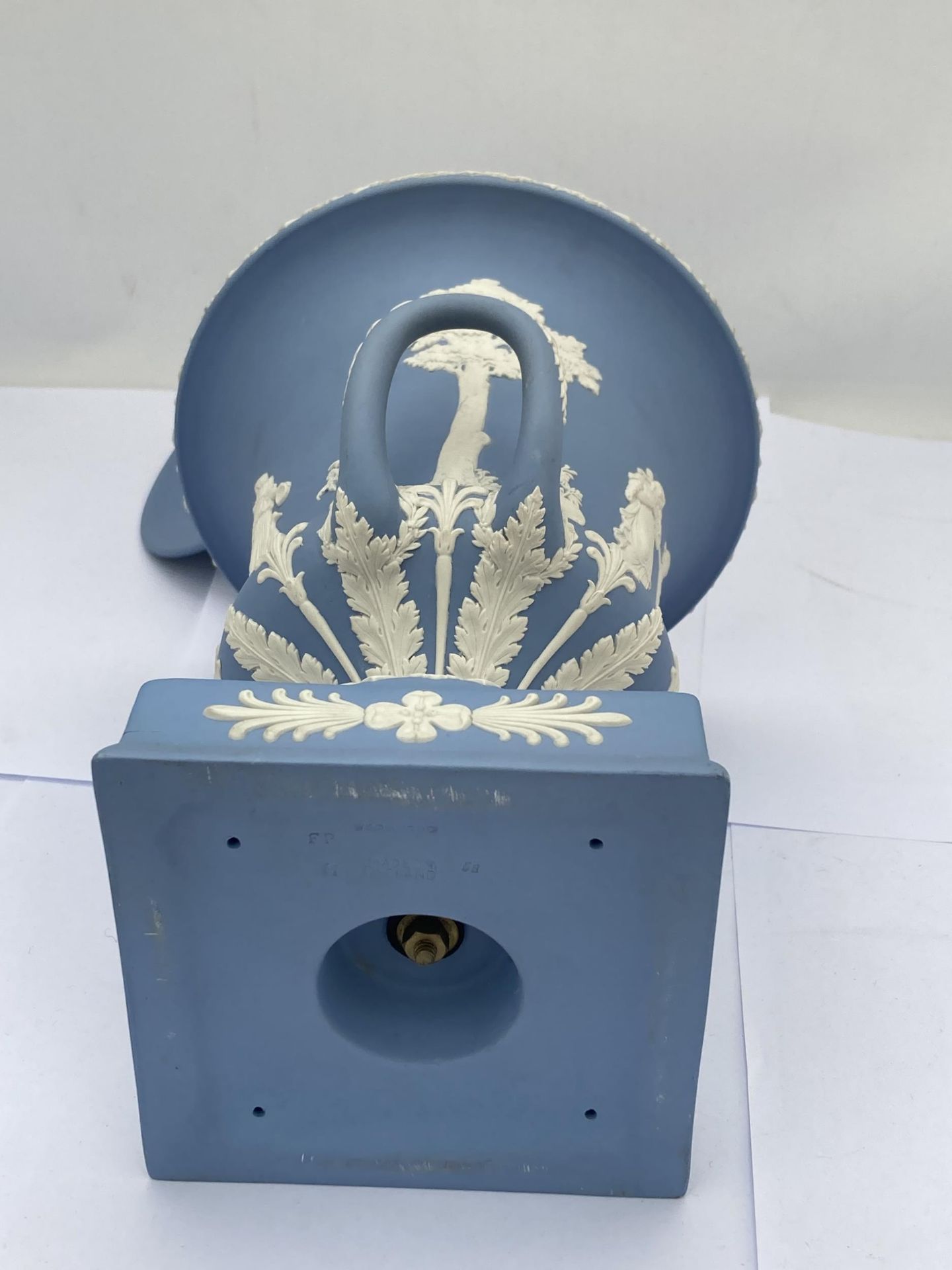 A WEDGWOOD PALE BLUE JASPERWARE PEDESTAL VASE / URN AND COVER OF CAMPANA FORM - Image 5 of 5