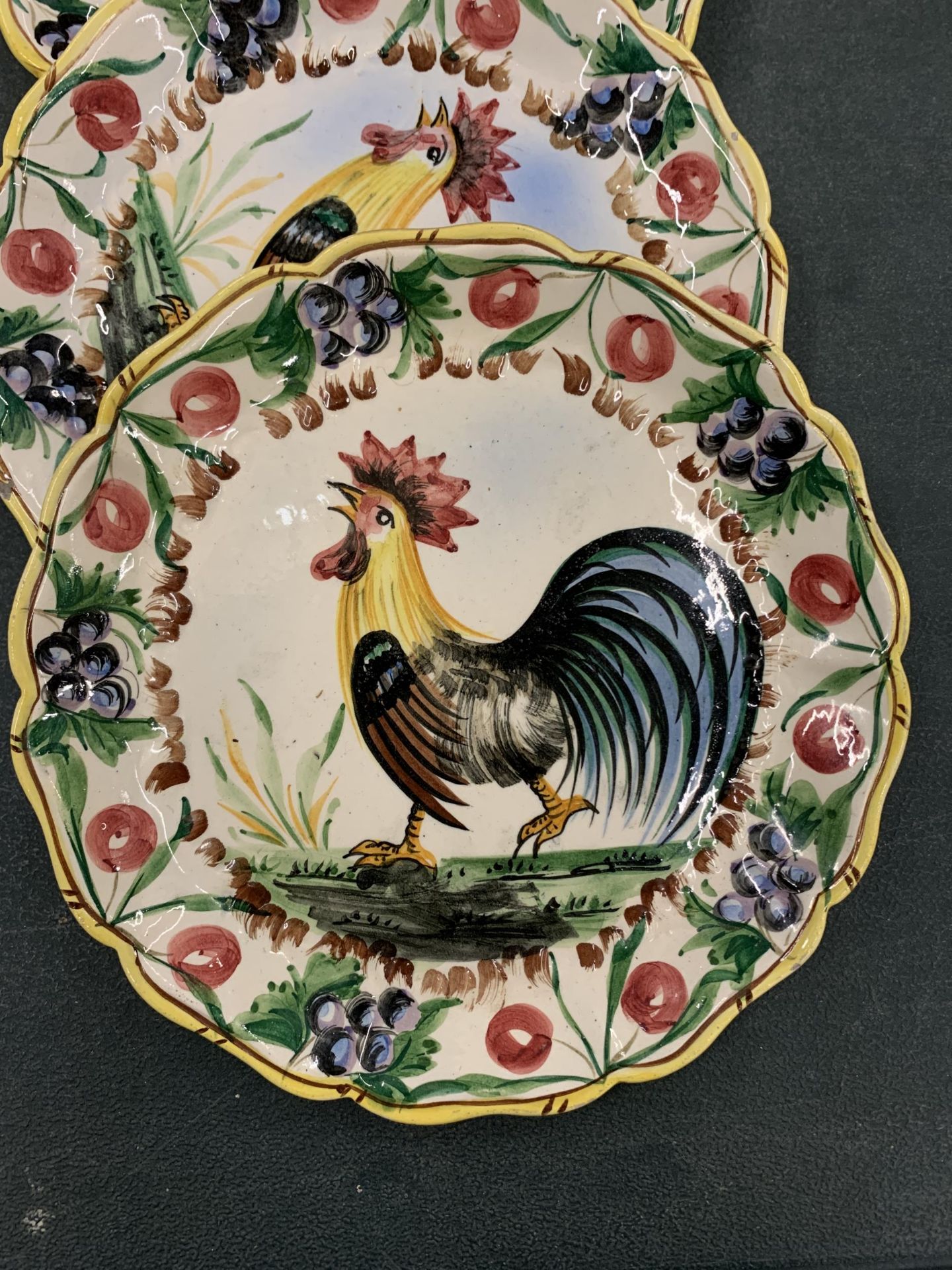 A GROUP OF FIVE ITALIAN HAND PAINTED COCKEREL PLATES - Image 2 of 3