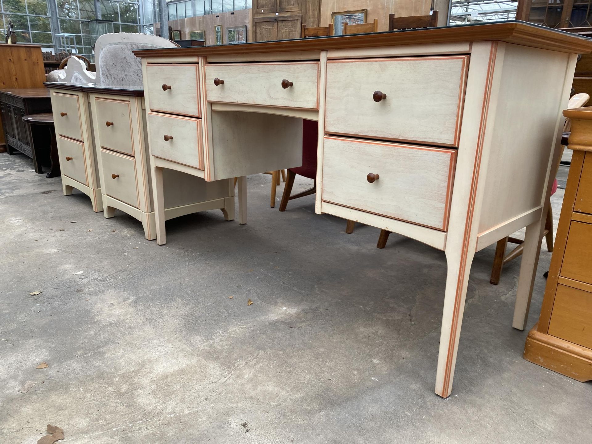 A MODERN PAINTED TWIN PEDESTAL DRESSING TABLE AND PAIR OF MATCHING BEDSIDE CHESTS - Image 4 of 4