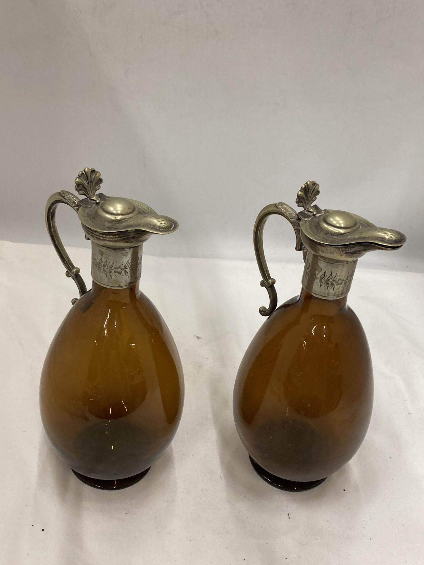 A PAIR OF VINTAGE SILVER PLATED AND AMBER GLASS JUGS - Bild 2 aus 2