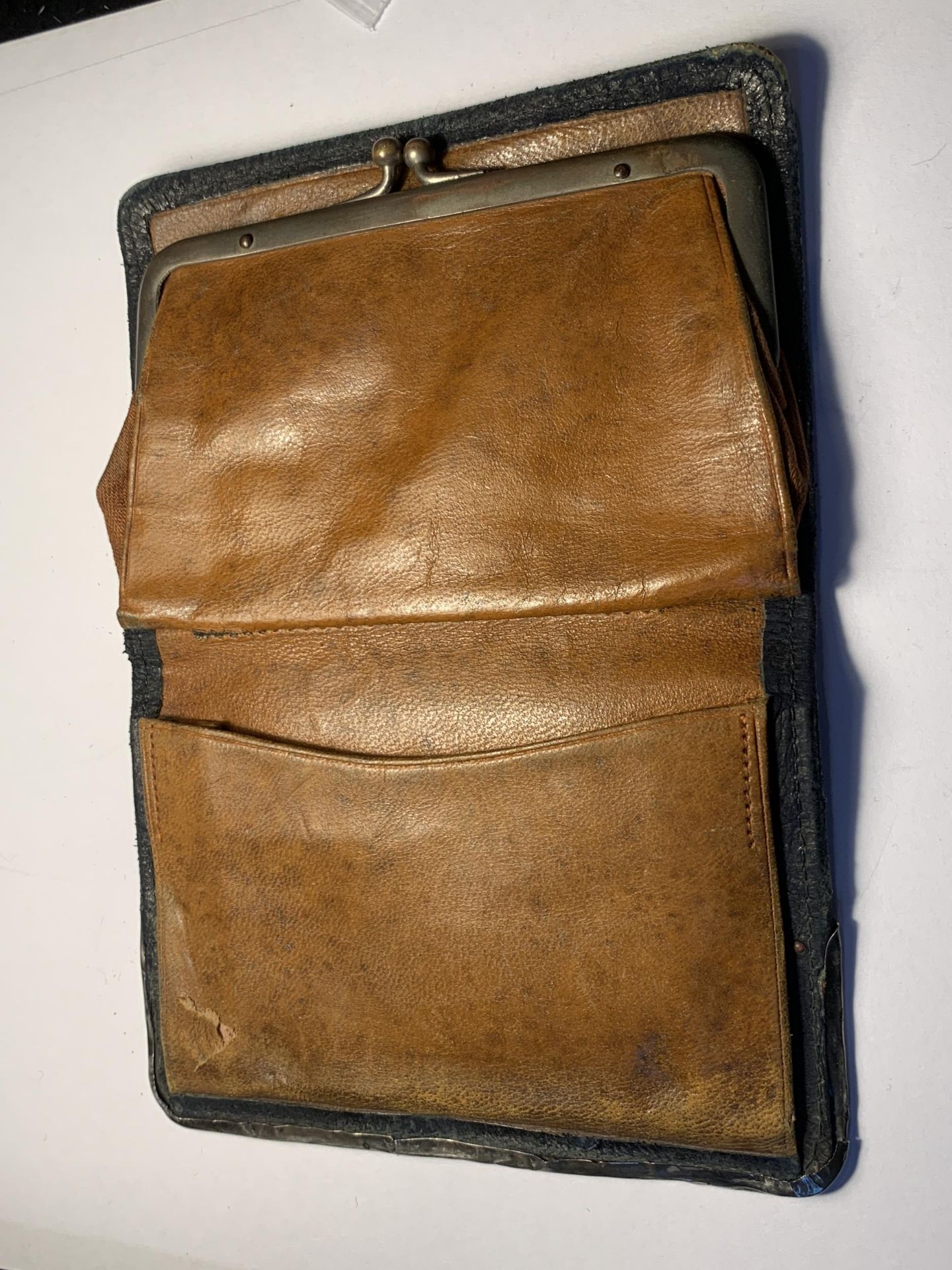A SILVER AND LEATHER PURSE - Image 2 of 5