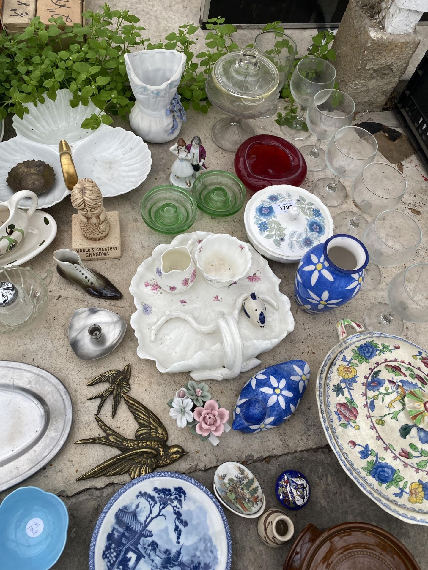 AN ASSORTMENT OF GLASS AND CERAMIC ITEMS TO INCLUDE BOWLS AND VASES ETC - Image 2 of 3