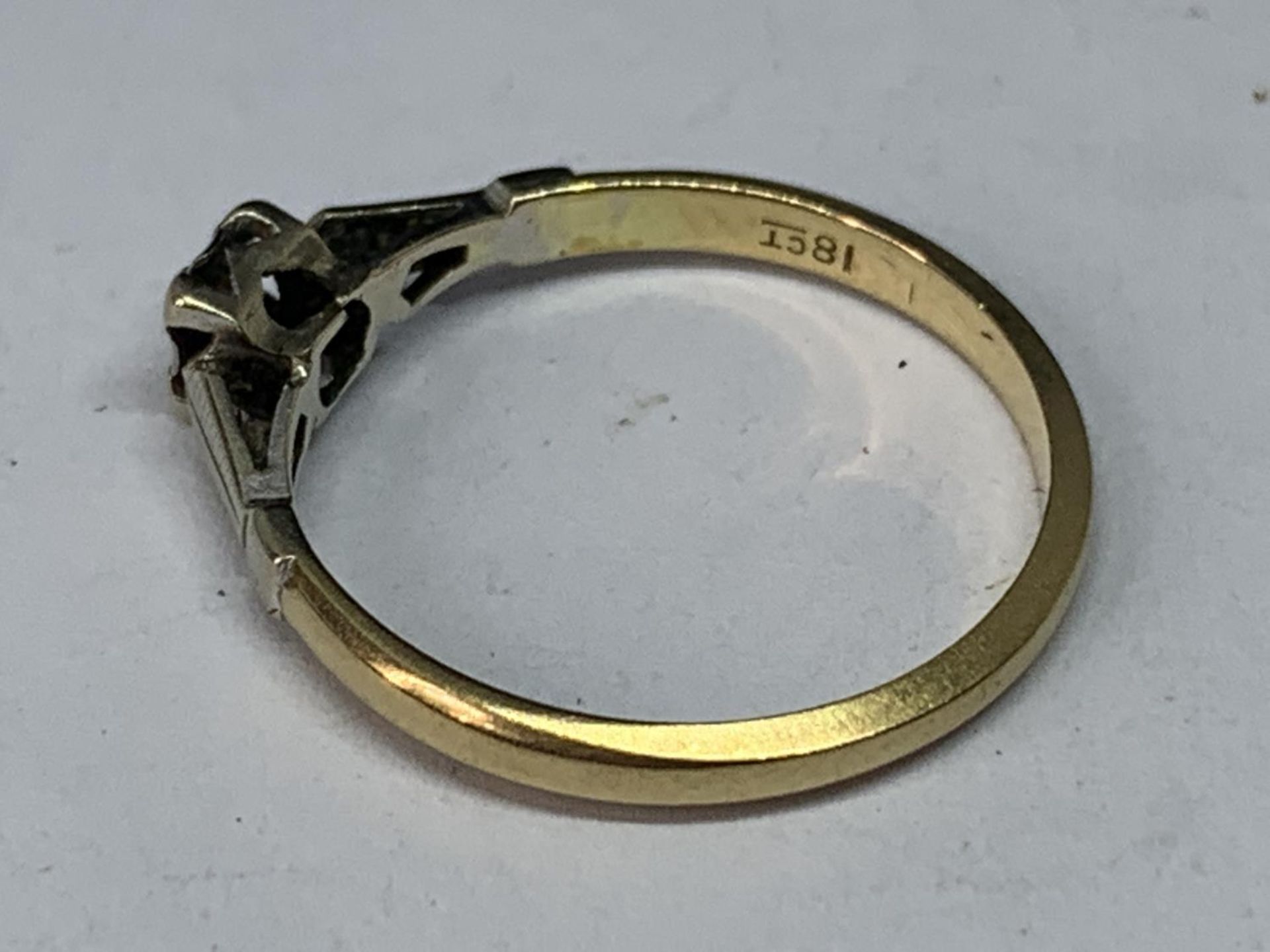 AN 18 CARAT GOLD SOLITAIRE DIAMOND RING K - Bild 2 aus 3