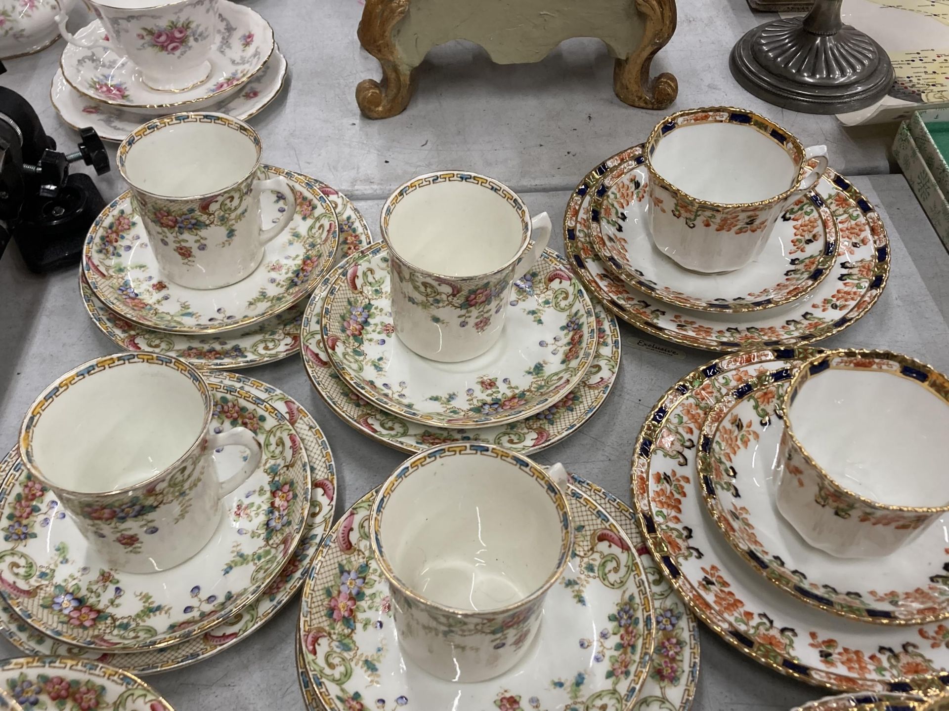 A COLLECTION OF VINTAGE TEA CUPS AND SAUCERS - PHOENIX AND SUTHERLAND ETC - Image 4 of 6