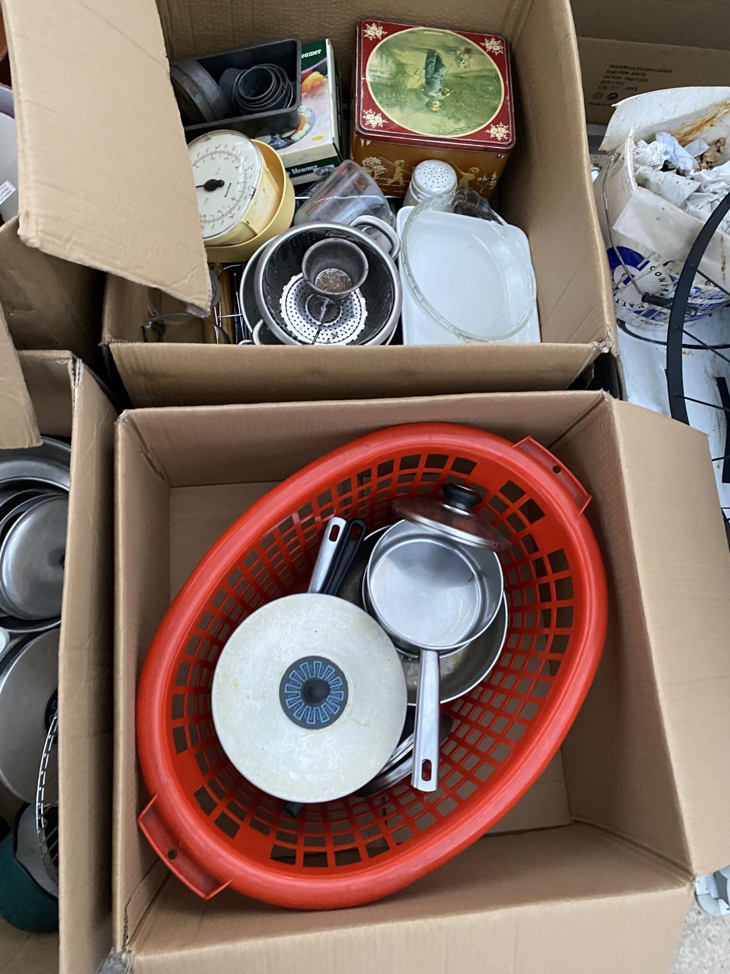 AN ASSORTMENT OF HOUSEHOLD CLEARANCE ITEMS TO INCLUDE POTS AND PANS ETC - Image 2 of 3