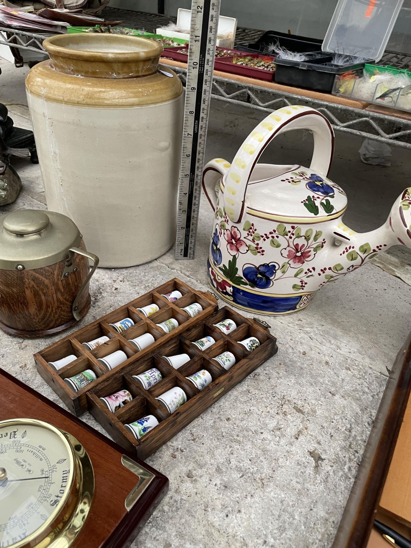 AN ASSORTMENT OF ITEMS TO INCLUDE A STONEWARE POT, CERAMIC THIMBLES AND A CLOCK ETC - Image 4 of 6