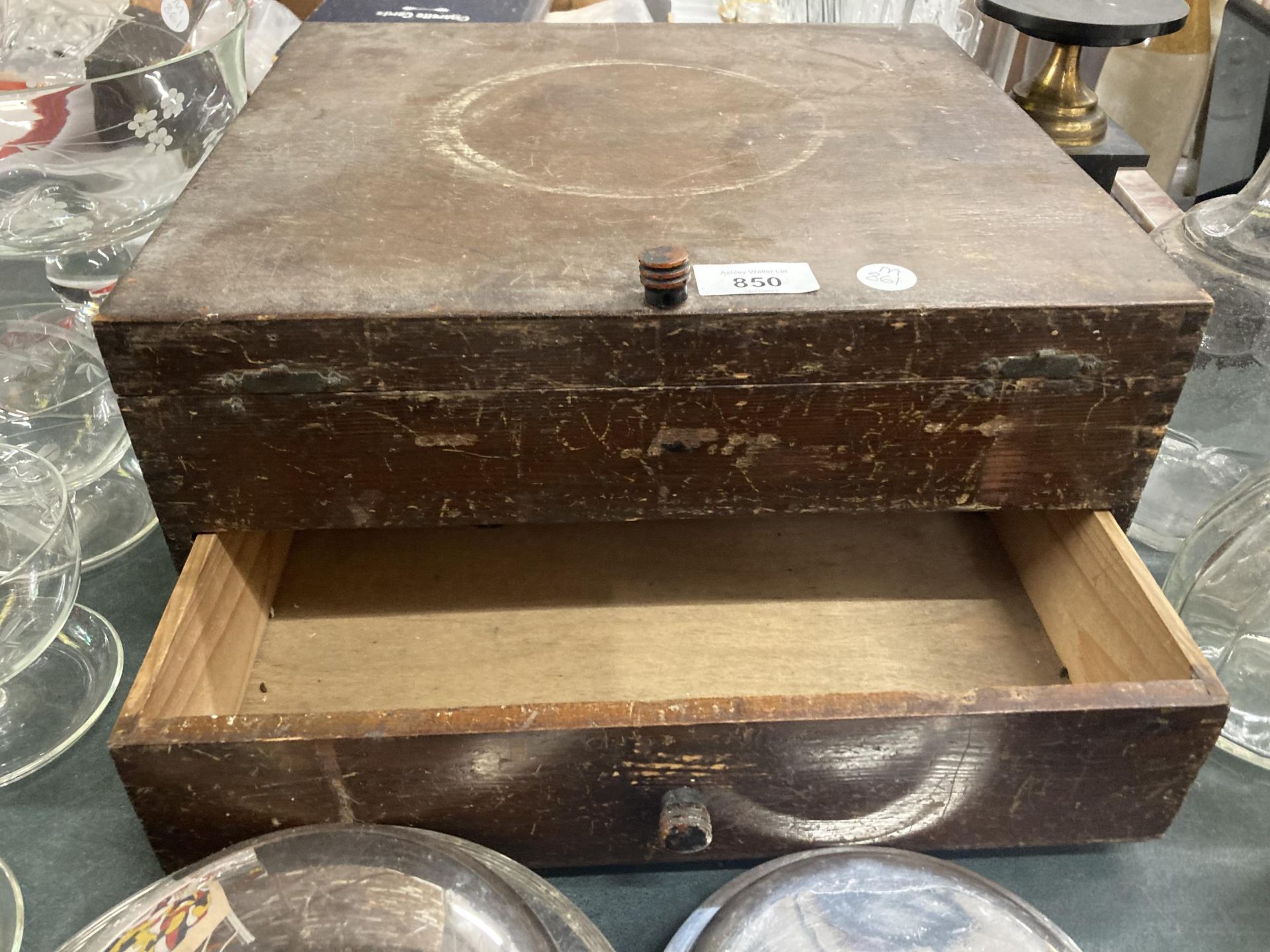 A VINTAGE MAHOGANY WORK BOX WITH LIFT UP LID AND DRAWER - Image 2 of 3