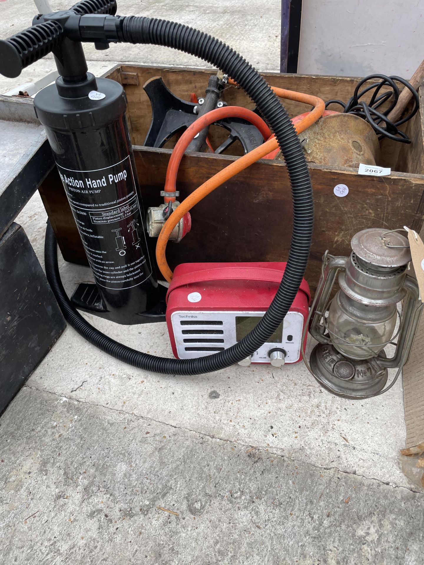 AN ASSORTMENT OF ITEMS TO INCLUDE A GAS CAMPING STOVE AND A PUMP ETC - Image 2 of 4