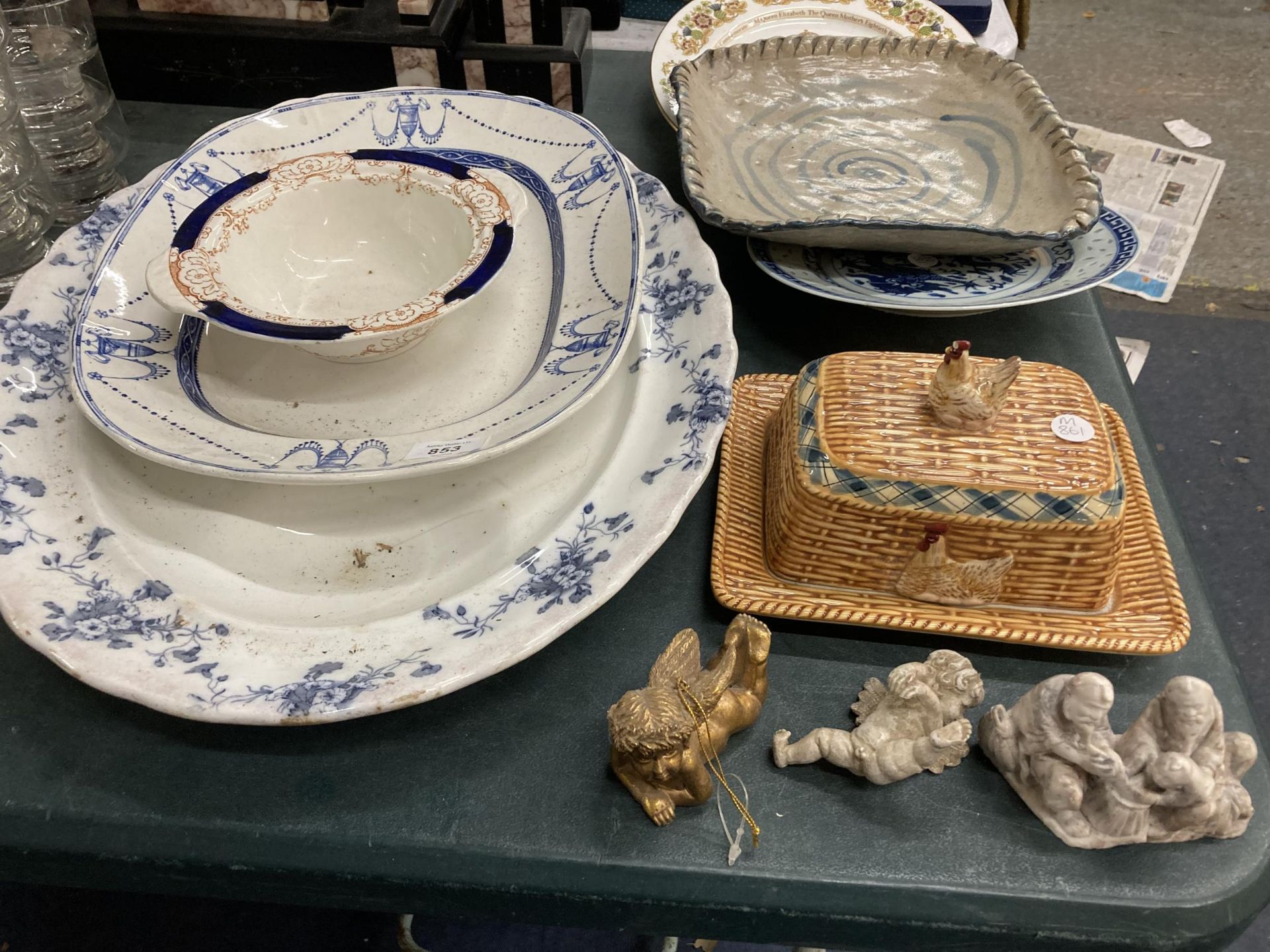 A QUANTITY OF VINTAGE CERAMIC ITEMS TO INCLUDE MEAT PLATES, A ROYAL COMMEMORATIVE PLATE, ORIENTAL - Image 2 of 3