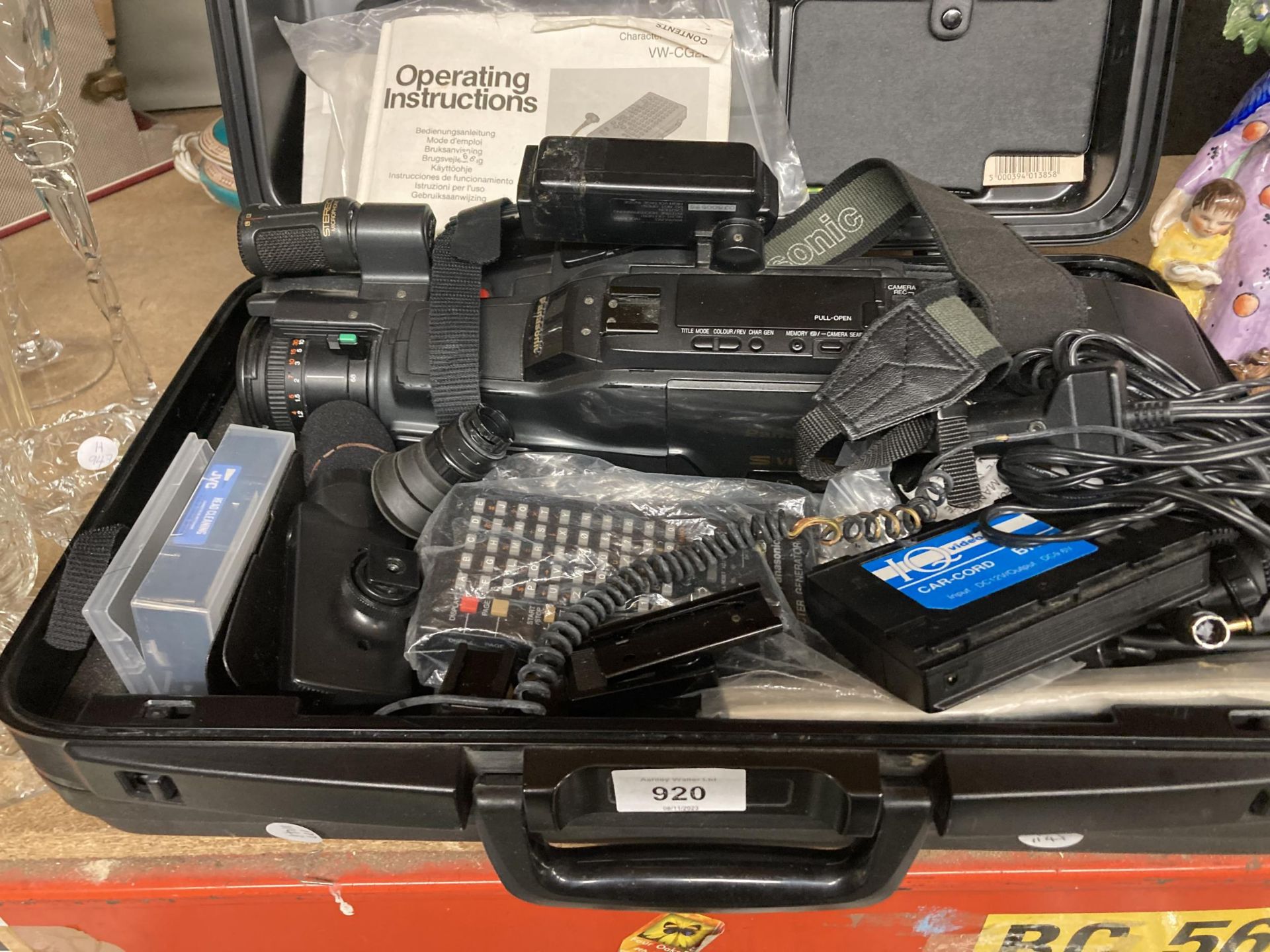 A PANASONIC MS90 VHS VIDEO CAMERA PLUS ACCESSORIES IN A CASE - Image 3 of 3