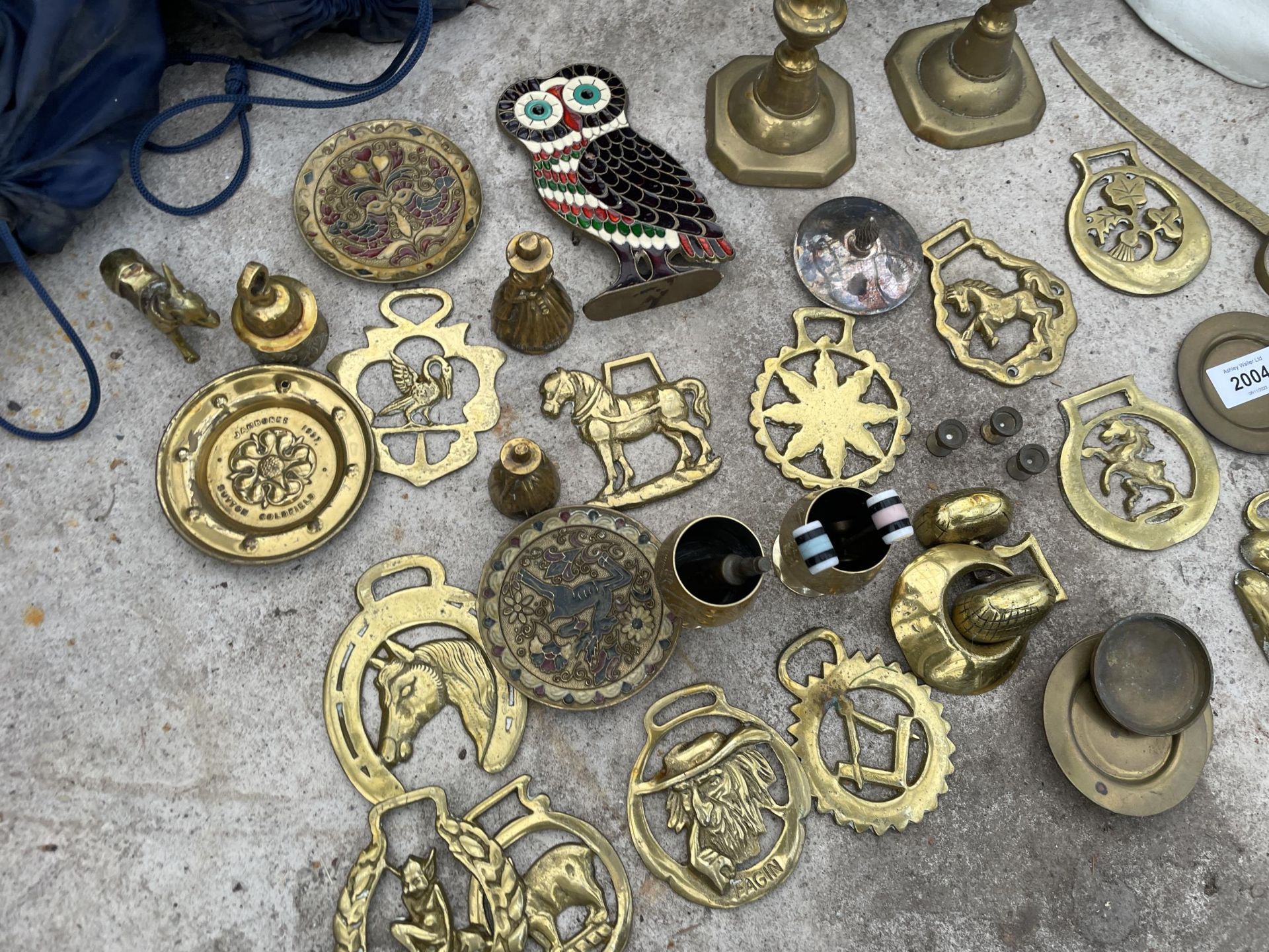 AN ASSORTMENT OF VINTAGE BRASS ITEMS TO INCLUDE HORSE BRASSES AND CANDLESTICKS ETC - Image 2 of 2