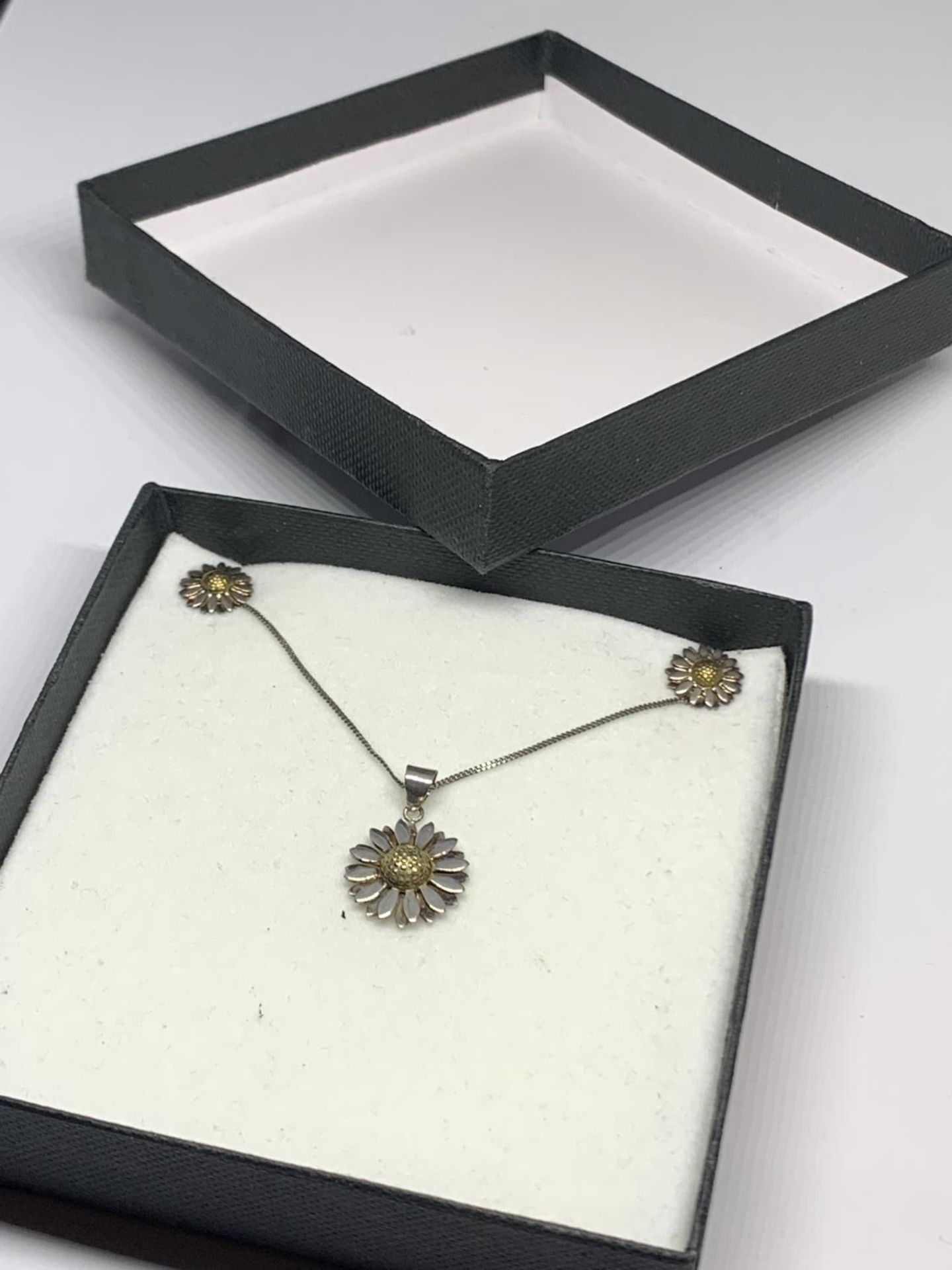 A BOXED SILVER NECKLACE AND EARRINGS SET