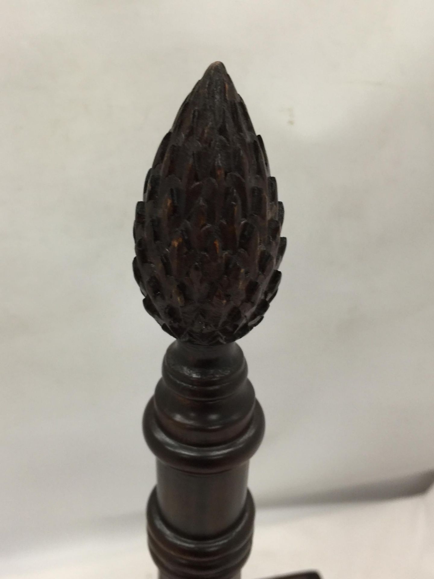 A VINTAGE MAHOGANY FOUR SECTION BOTTLE HOLDER WITH CARVED TOP - Image 3 of 4