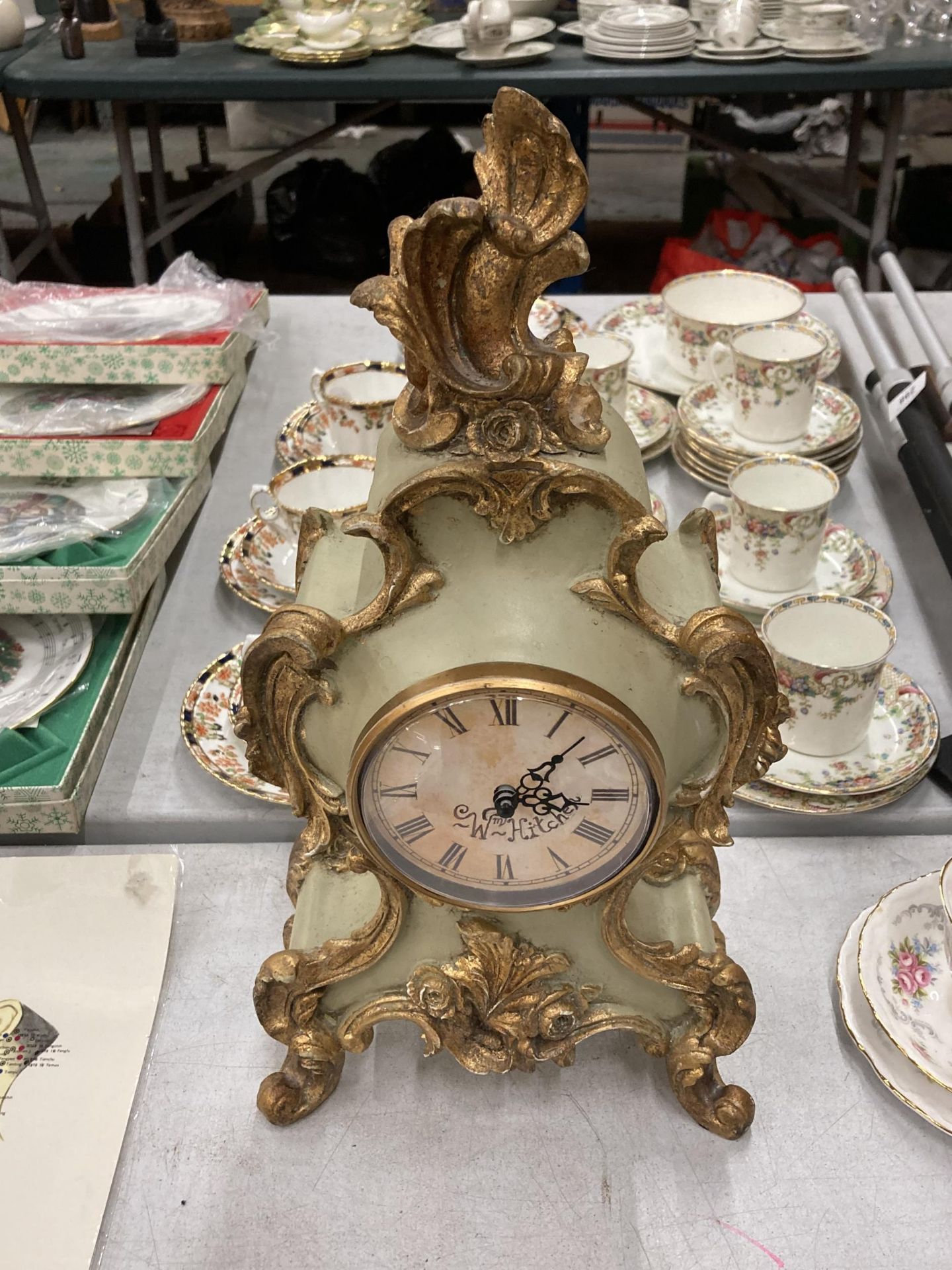 A GROUP OF FIVE ASSORTED CLOCKS TO INCLUDE H.SAMUEL QUARTZ CARRIAGE CLOCK, FRENCH GILT DESIGN - Image 4 of 4