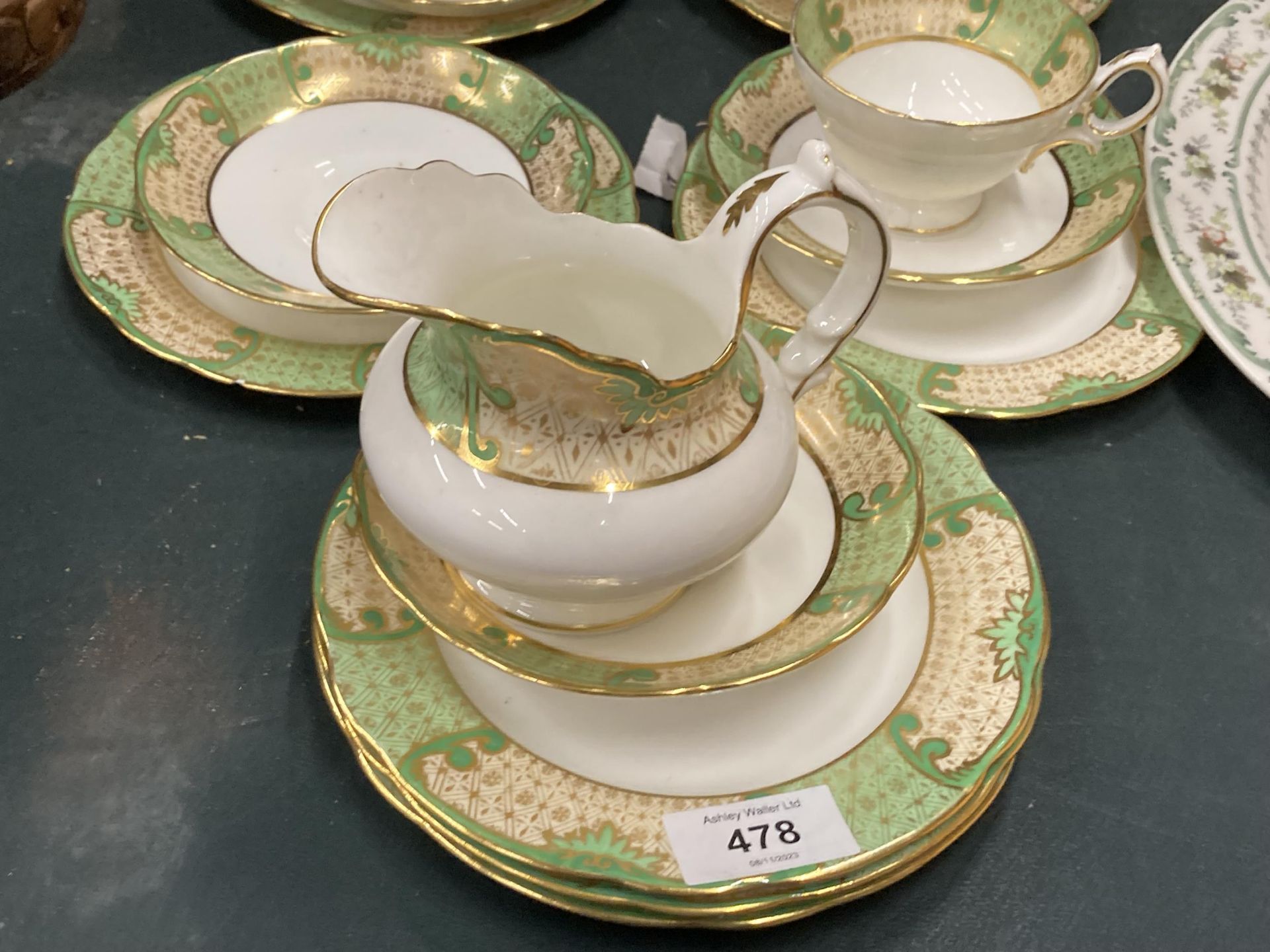 A VINTAGE JENNERS PART CHINA TEASET TO INCLUDE A CREAM JUG, CUPS, SAUCERS AND SIDE PLATES - Image 2 of 4