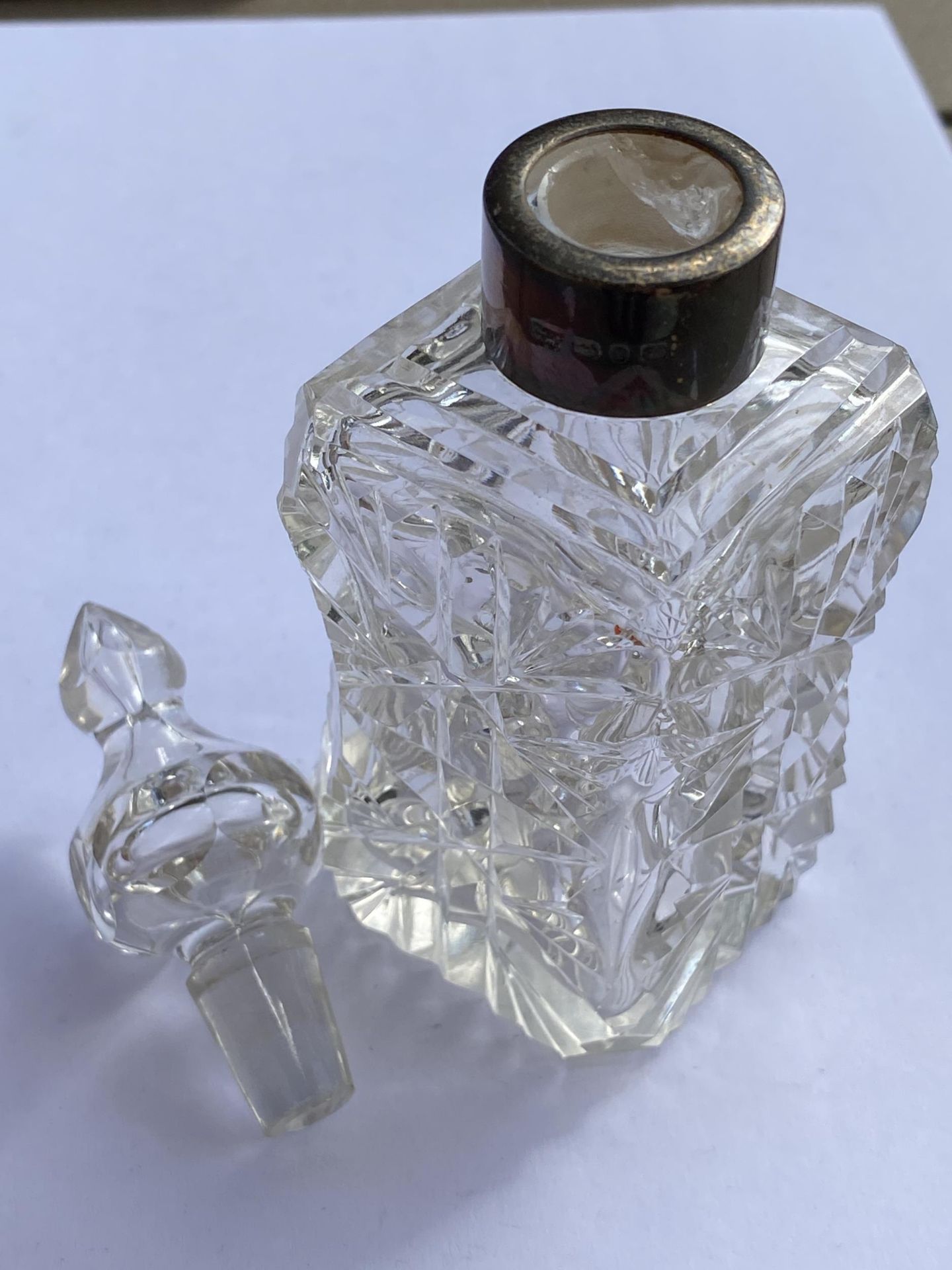 A VICTORIAN 1893 SILVER COLLAR AND CUT GLASS PERFUME BOTTLE, HEIGHT 15 CM - Bild 4 aus 5