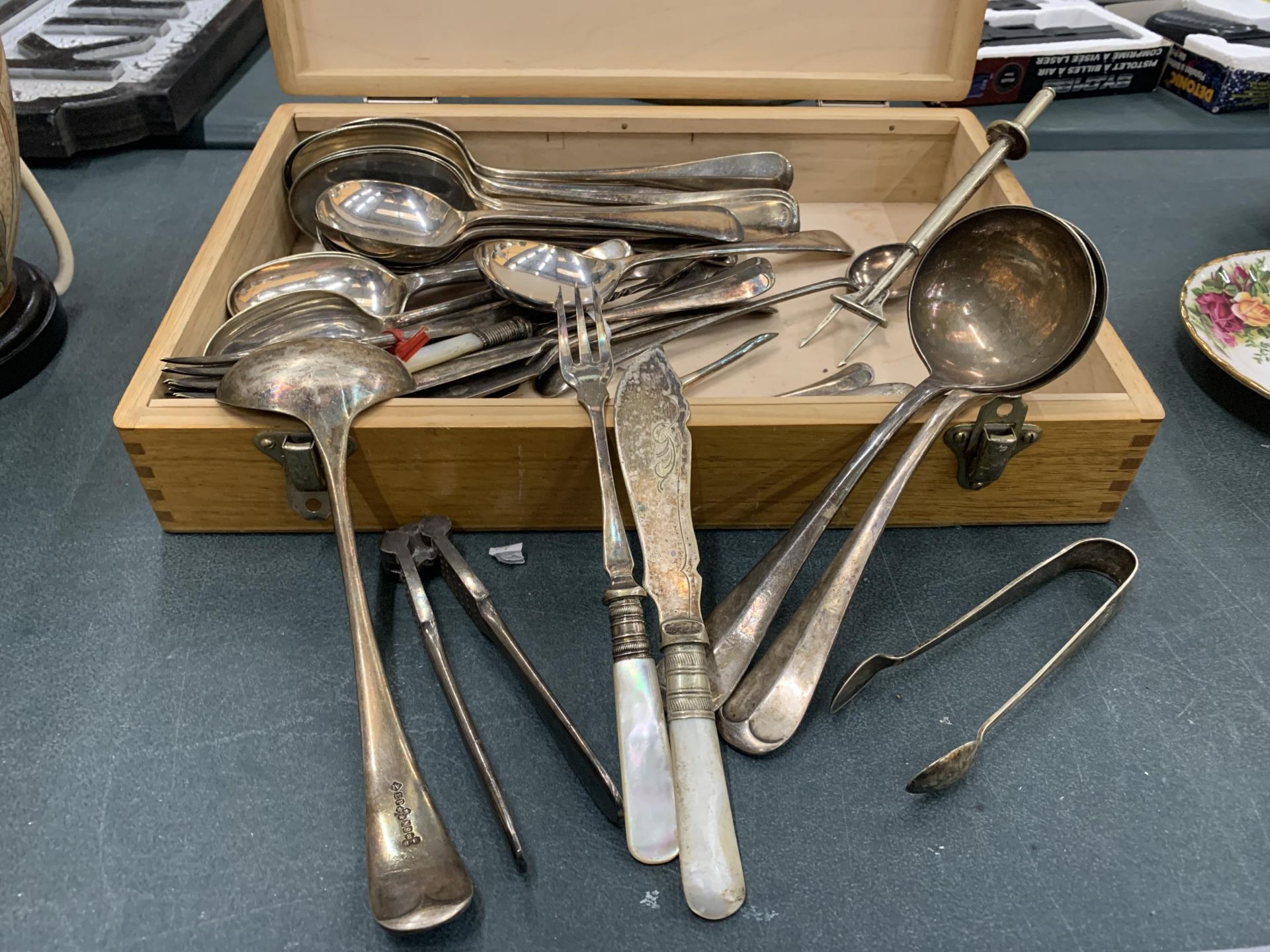 A WOODEN BOX CONTAINING ASSORTED SILVER PLATED CUTLERY - Image 3 of 4