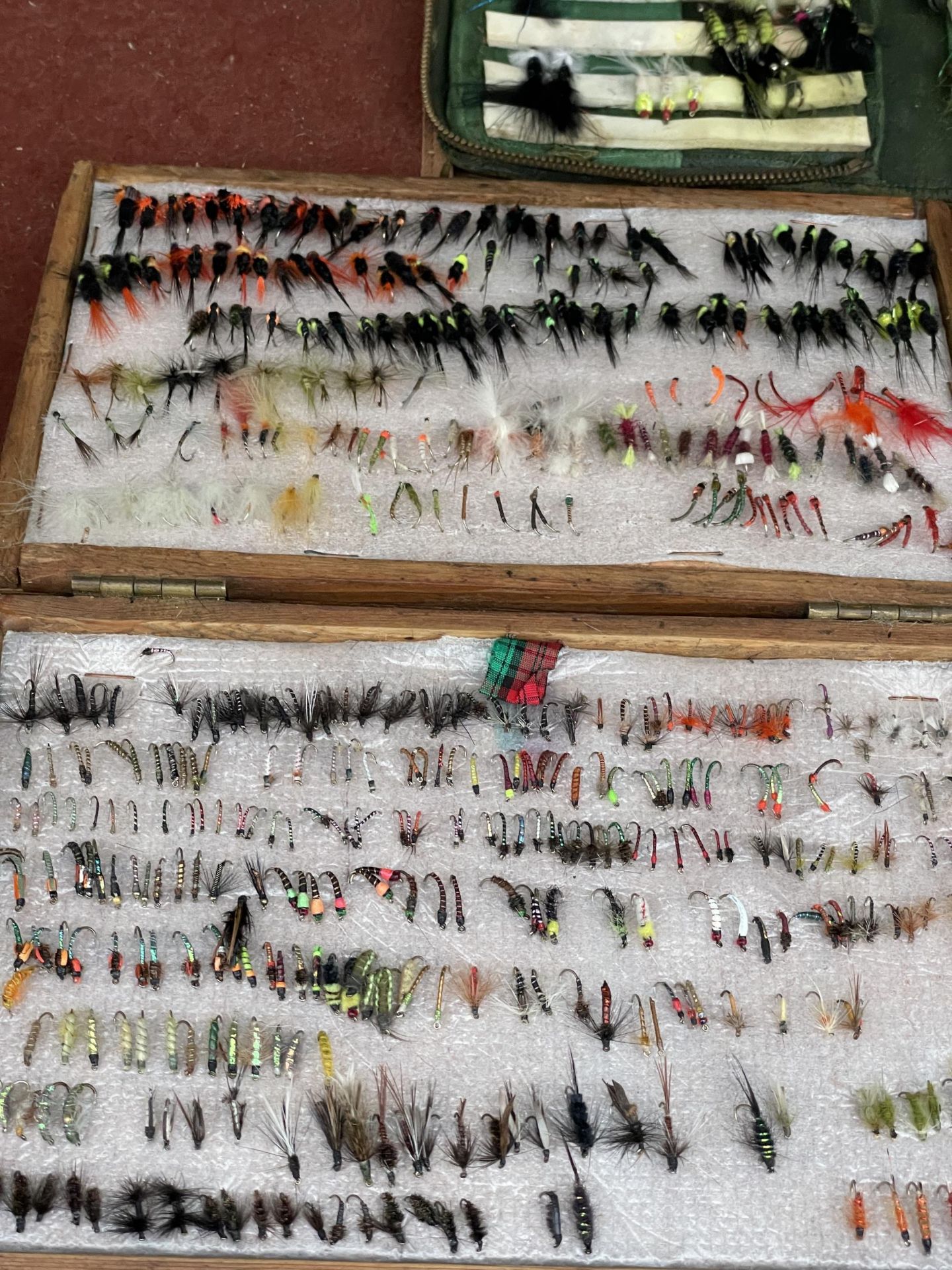 A LARGE ASSORTMENT OF CASED FLY FISHING FLIES - Bild 2 aus 4