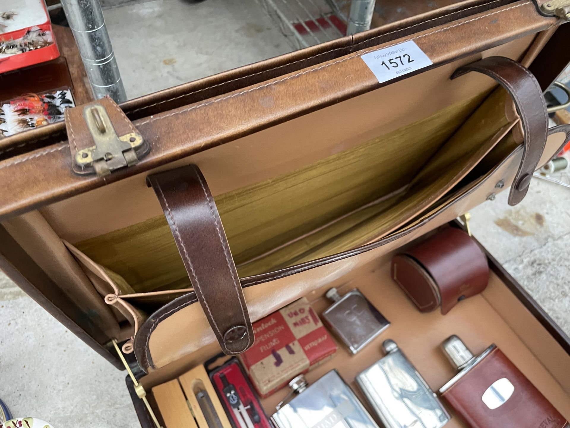 A VINTAGE LEATHER BREIFCASE CONTAINING FOUNTAIN PENS AND HIP FLASKS ETC - Image 3 of 4