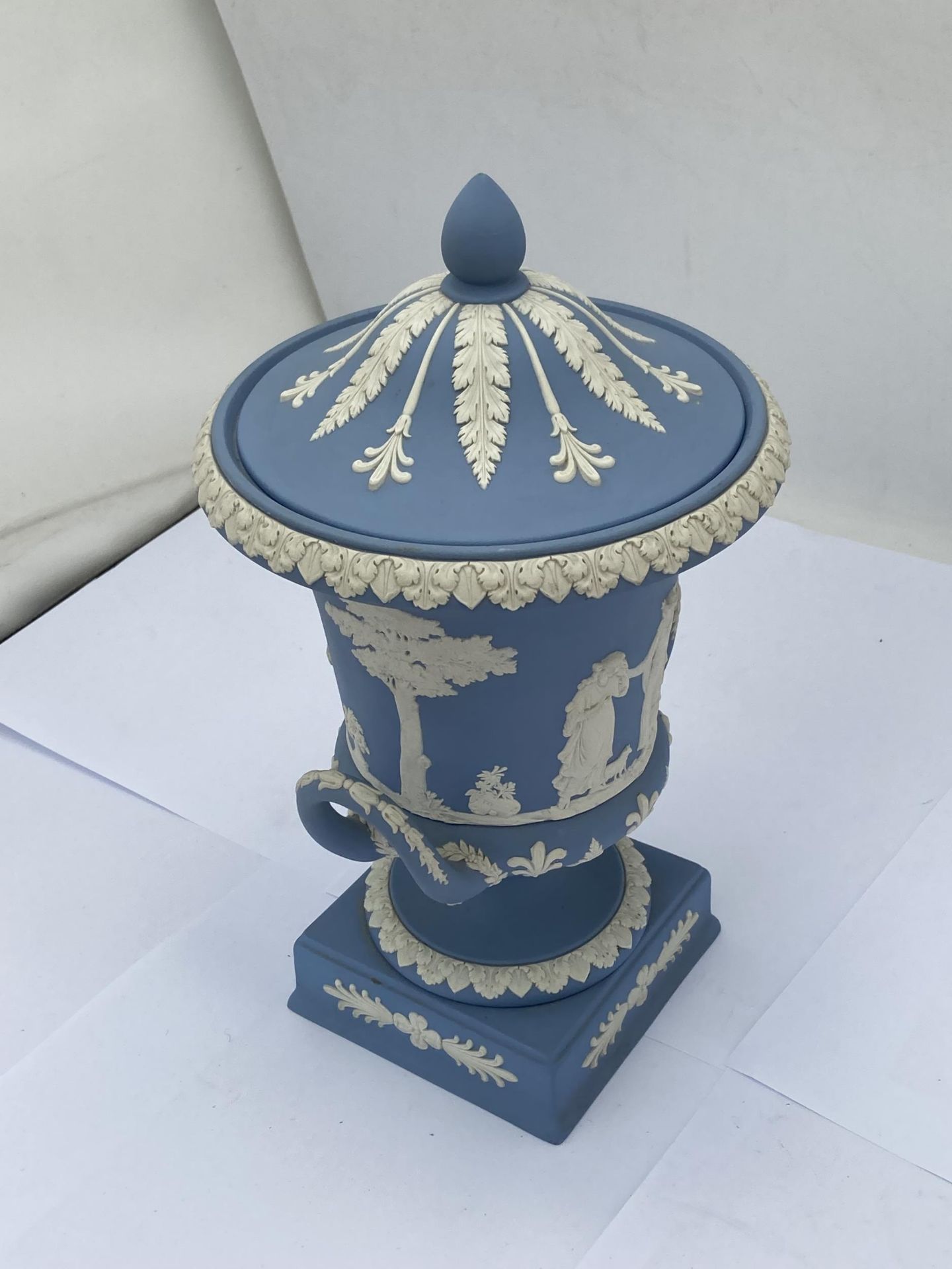 A WEDGWOOD PALE BLUE JASPERWARE PEDESTAL VASE / URN AND COVER OF CAMPANA FORM - Image 3 of 5