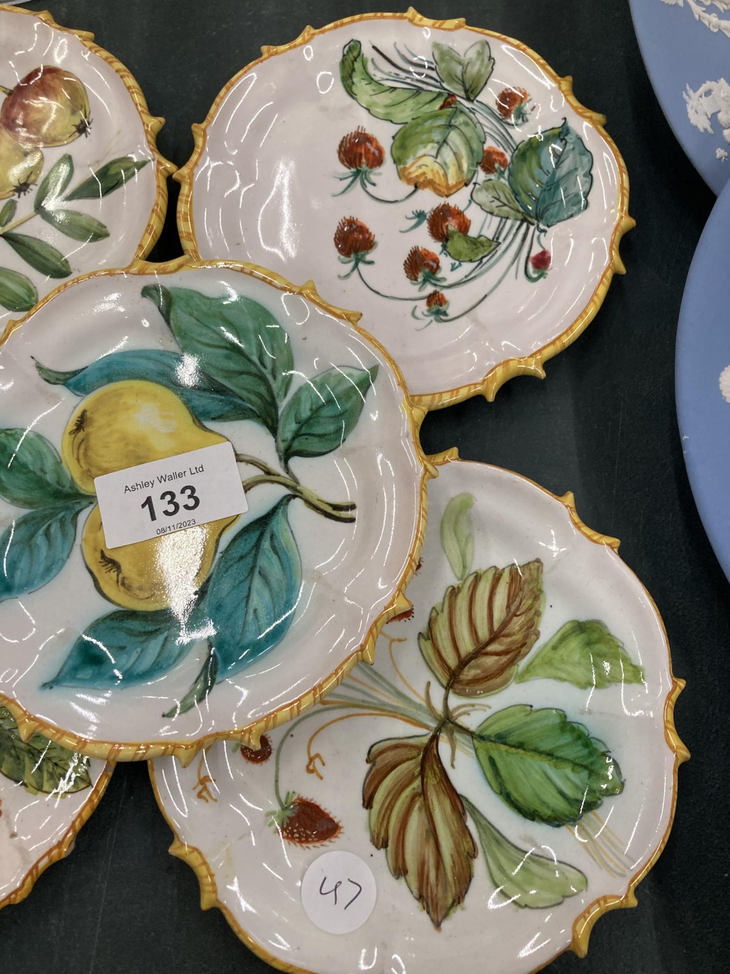 FIVE ITALIAN COPLER PLATES WITH FRUIT DESIGN AND COCKEREL STAMP TO THE BASE, DIAMETER 14CM - Bild 3 aus 4