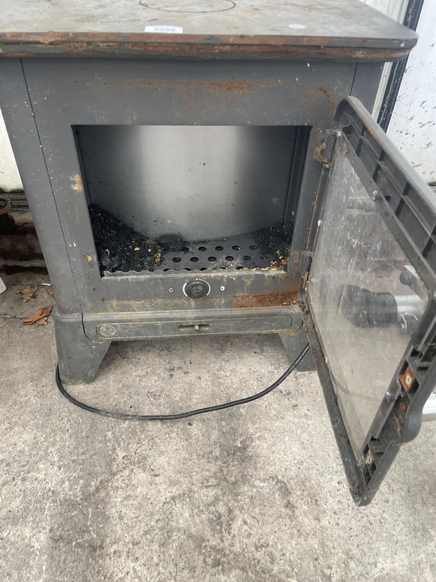 AN ELECTRIC HEATER IN THE FORM OF A LOG BURNER - Bild 2 aus 2