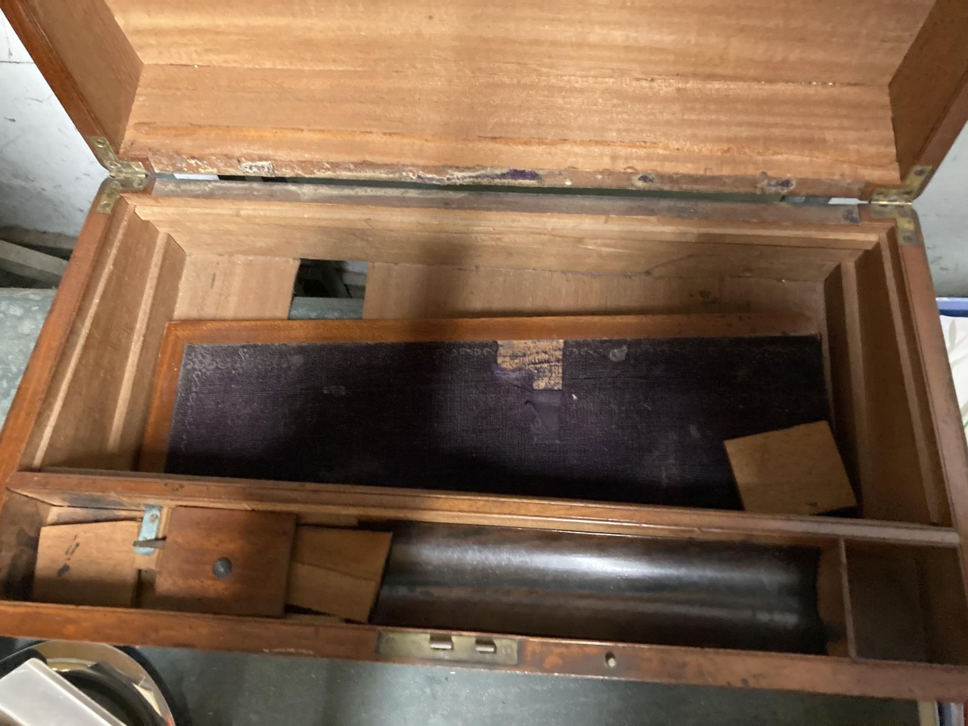 A MAHOGANY WRITING SLOPE WITH BRASS CORNERS AND ESCUTCHEON - IN NEED OF RESTORATION - Image 3 of 3